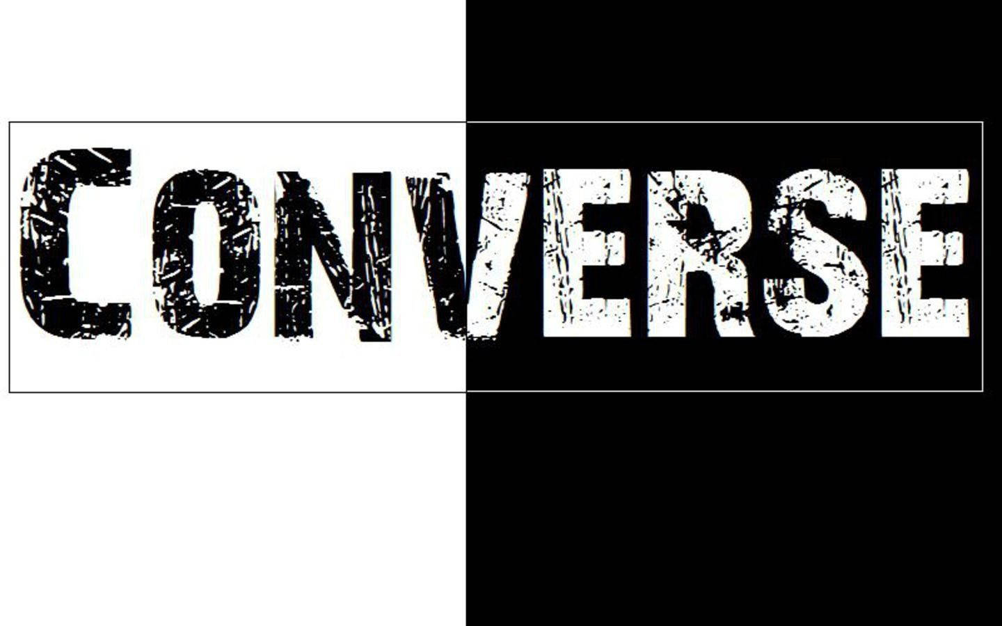 匡威標誌文字藝術 壁紙 — 大膽的破損CONVERSE標誌，分割在黑與白背景上，形成強烈對比和粗糙質感。