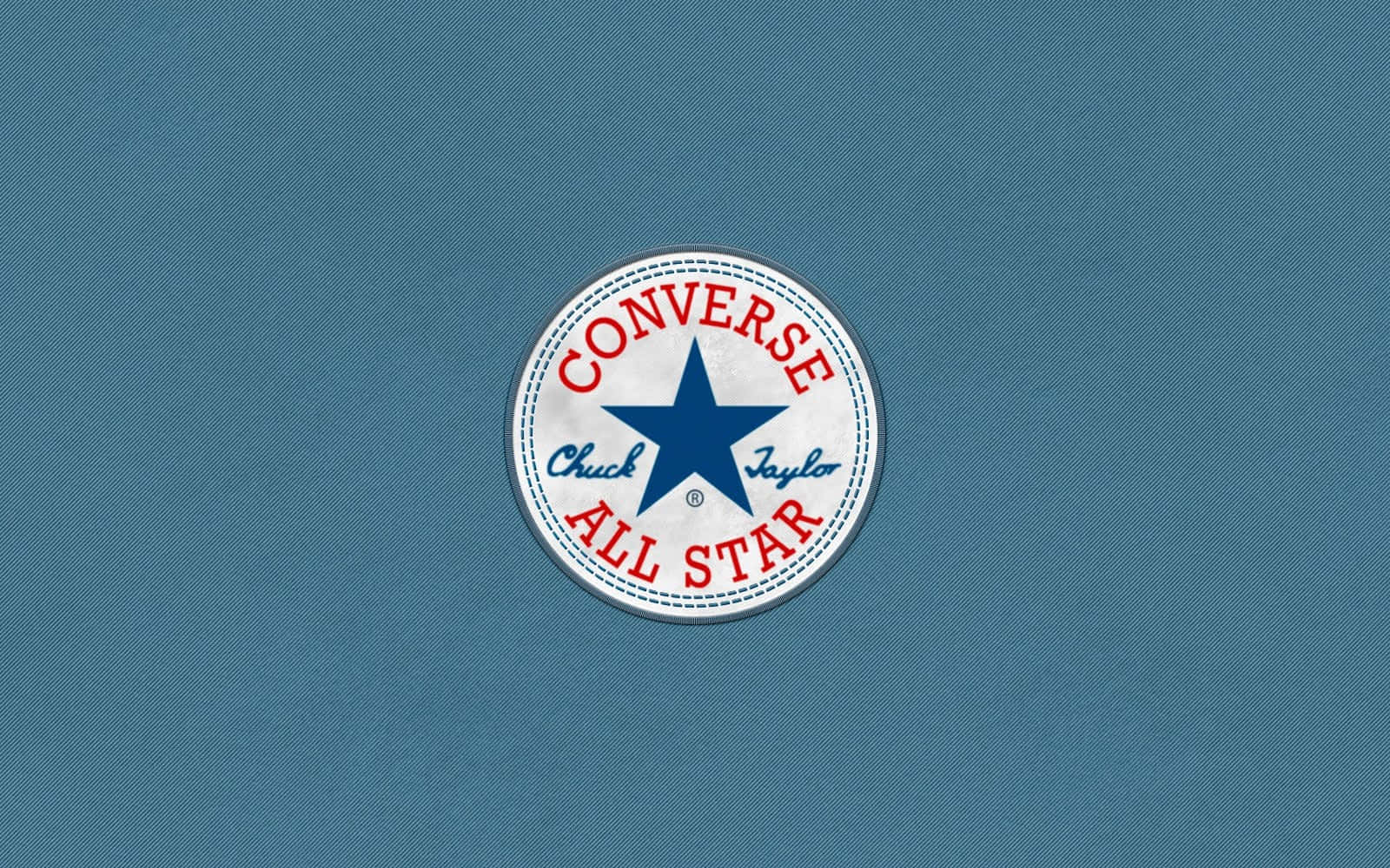 藍色牛仔布背景上的 Converse Chuck Taylor All Star 標誌