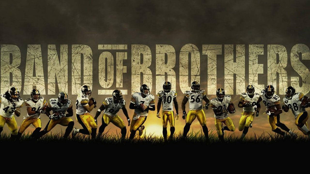 鋼人隊足球運動員在日落時擺出動作姿勢，帶有「Band of Brothers」文字。