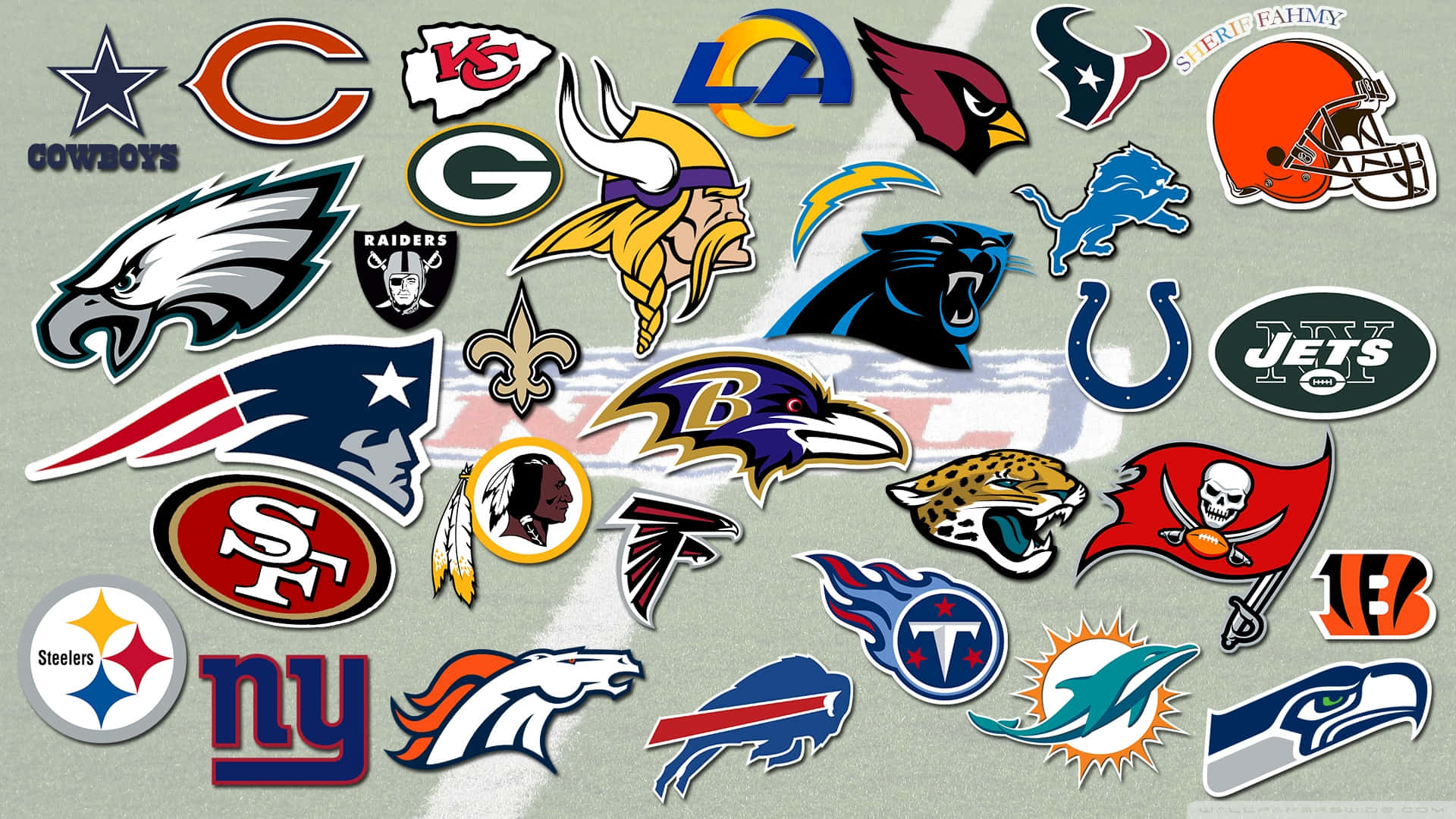 在足球場背景上的NFL球隊標誌集合。