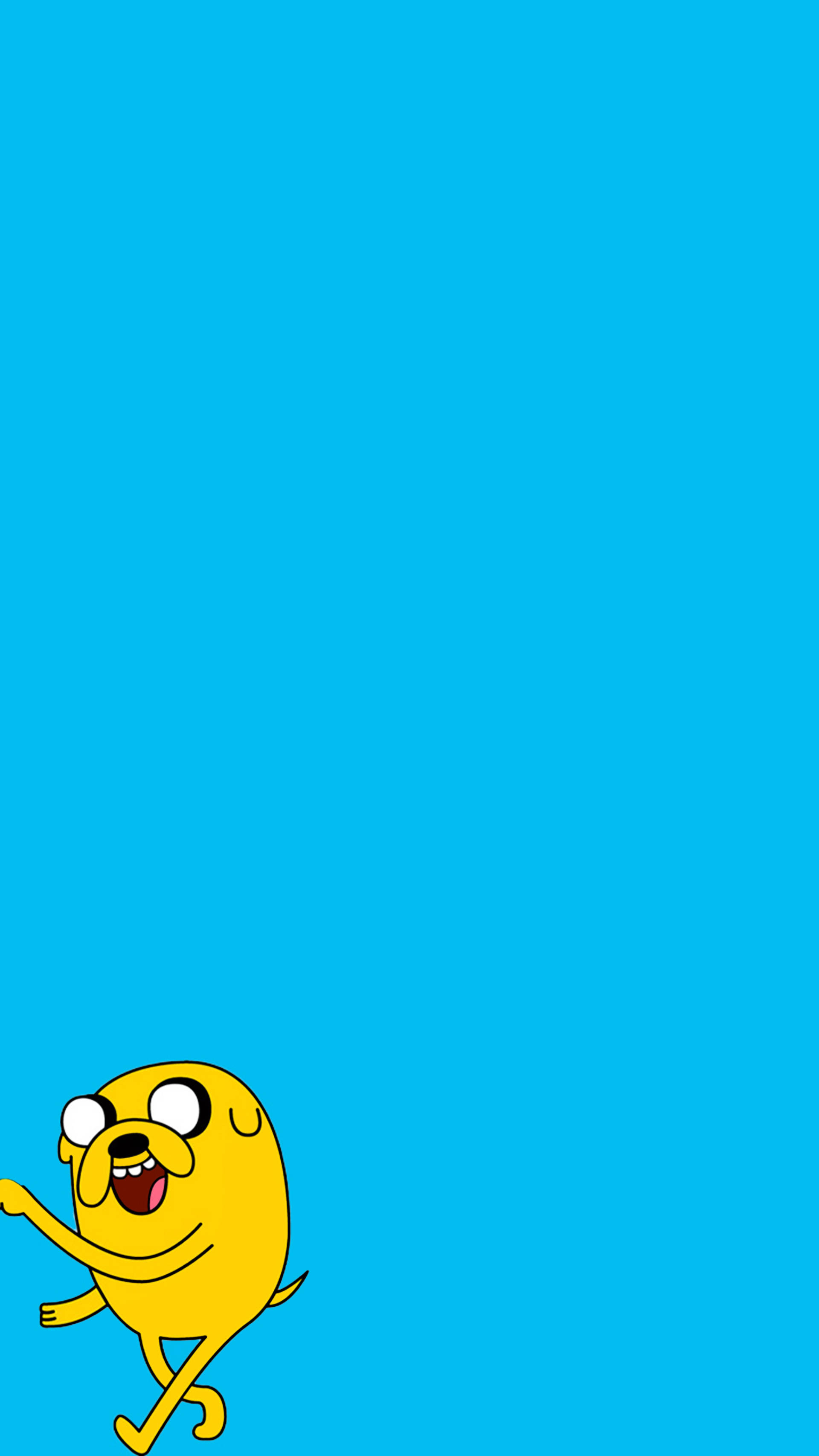 匹配《Adventure Time》傑克狗 壁紙 — 一隻快樂的黃色卡通狗，有大眼睛和燦爛的笑容，在純淨明亮的藍色背景上歡快地奔跑。