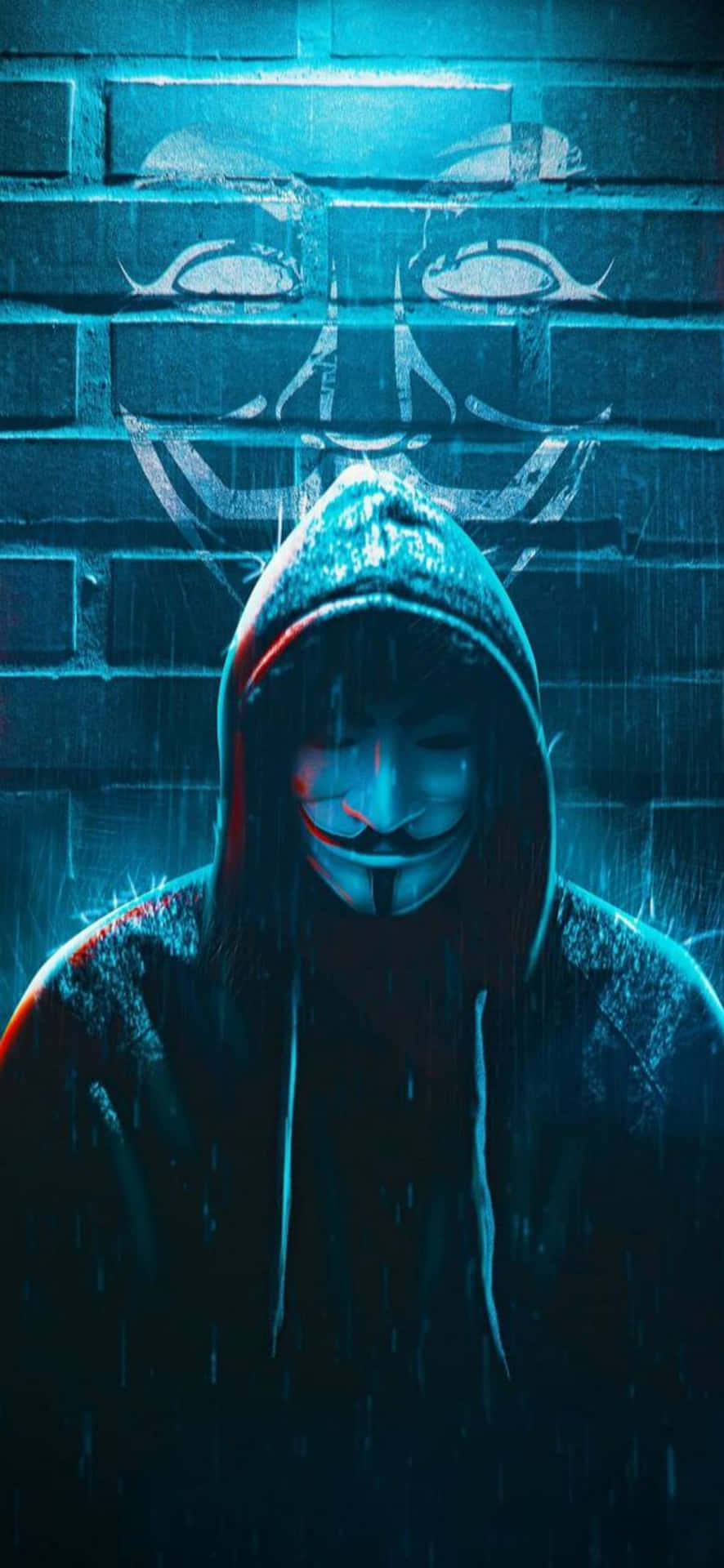 穿連帽衫戴面具的人站在雨中，背景是帶塗鴉面孔的磚牆。