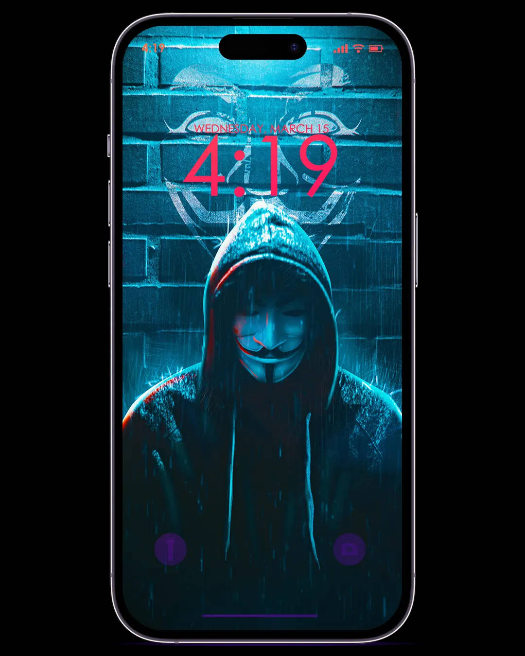 匿名黑客星期三手機壁紙 壁紙 — 一個戴著 Guy Fawkes 面具的兜帽人物站在雨中，背靠磚牆，在霓虹藍光下，帶有發光的粉紅色時間顯示。