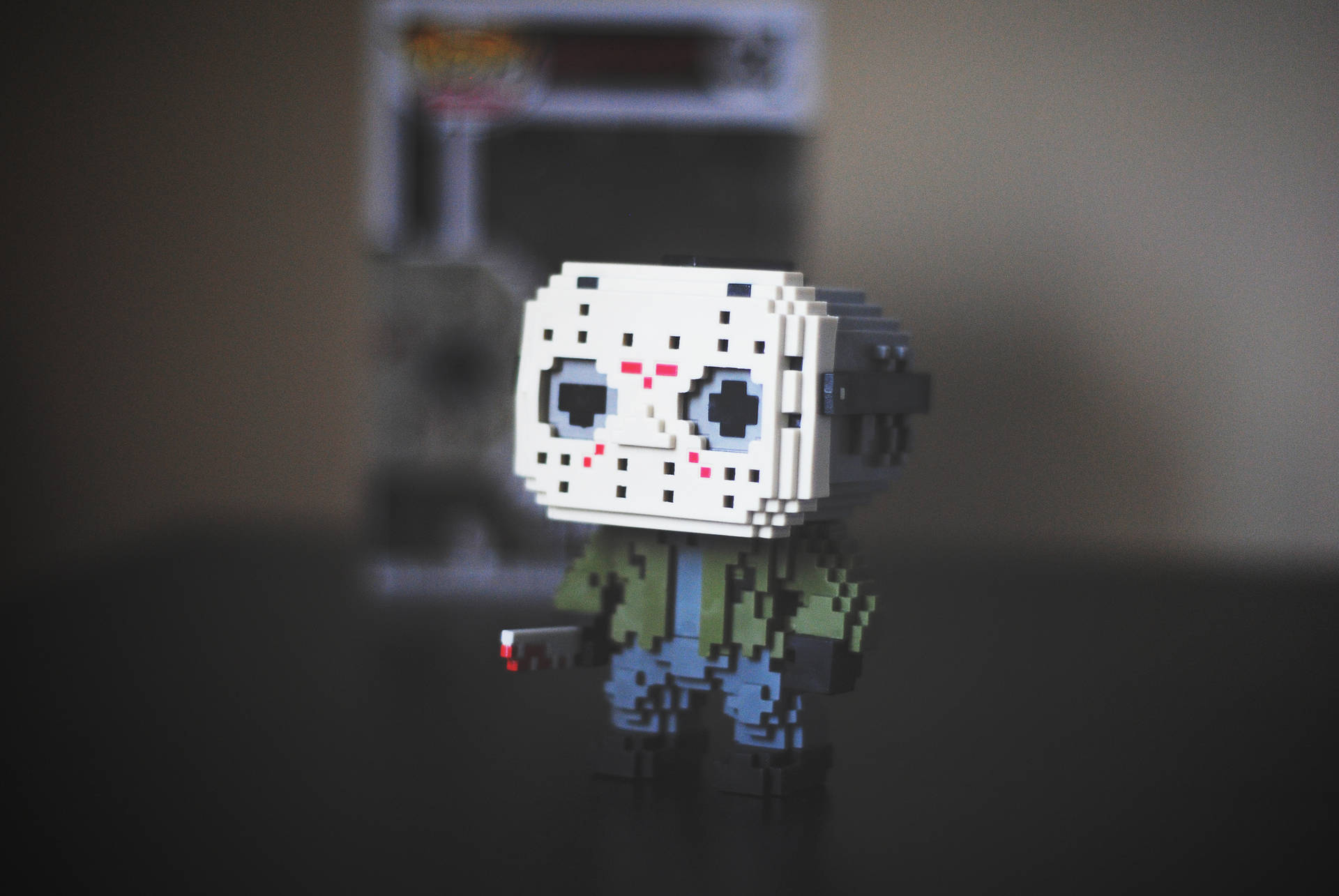 像素藝術 Jason Voorhees 人偶，戴著曲棍球面具並持刀。