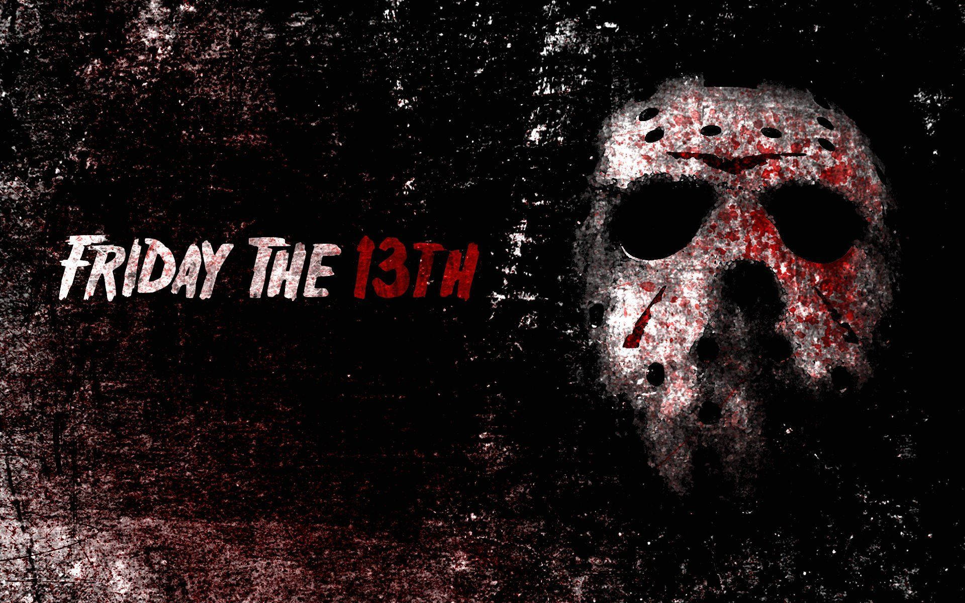 Friday the 13th 面具，在深色紋理背景上有血跡。