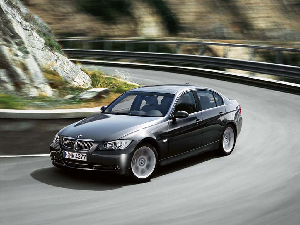 黑色BMW房車在蜿蜒的山路上行駛。