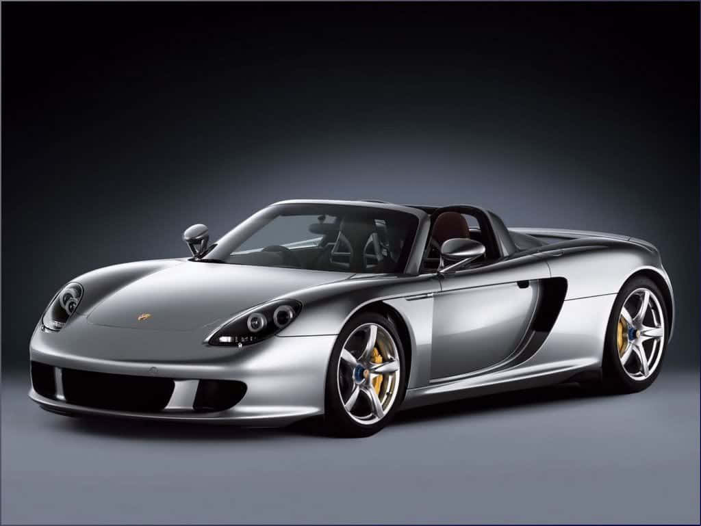 工作室燈光下的銀色保時捷 Carrera GT 開篷跑車。