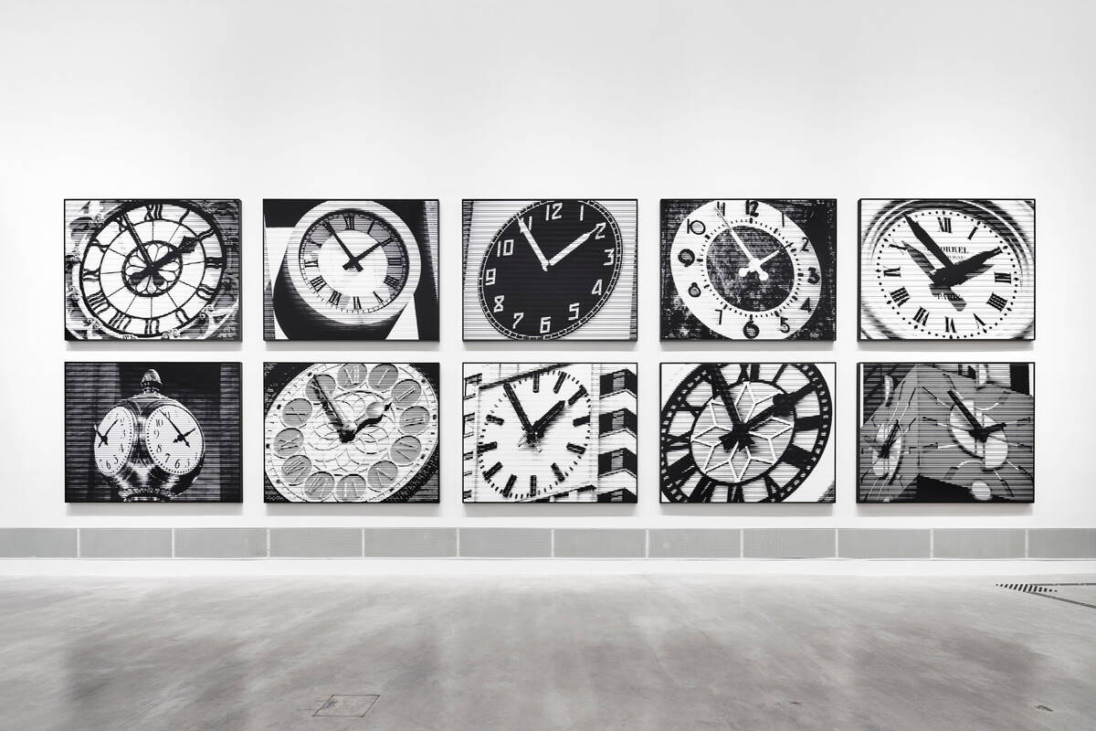Monochrome 桌布 壁紙 — 十幅黑白時鐘藝術品懸掛在極簡主義畫廊中，地板為拋光混凝土地面，牆壁為白色。