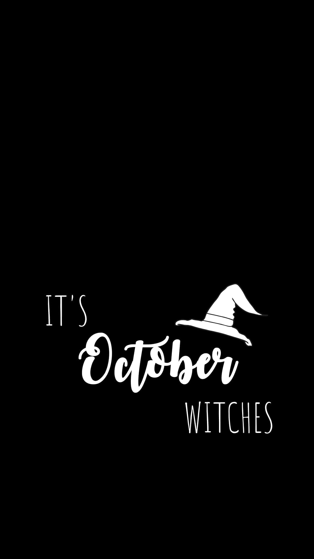 十月女巫 iPhone 壁紙 — 簡約黑色背景，白色文字寫著「IT'S October WITCHES」，並有女巫帽圖案。