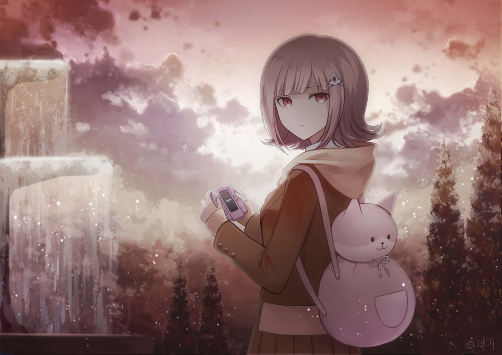 千反田愛瑠探索Danganronpa頭像 壁紙 — 一個短髮、揹著貓背包的年輕動漫女孩，站在夢幻粉紫天空下閃閃發光的瀑布前。
