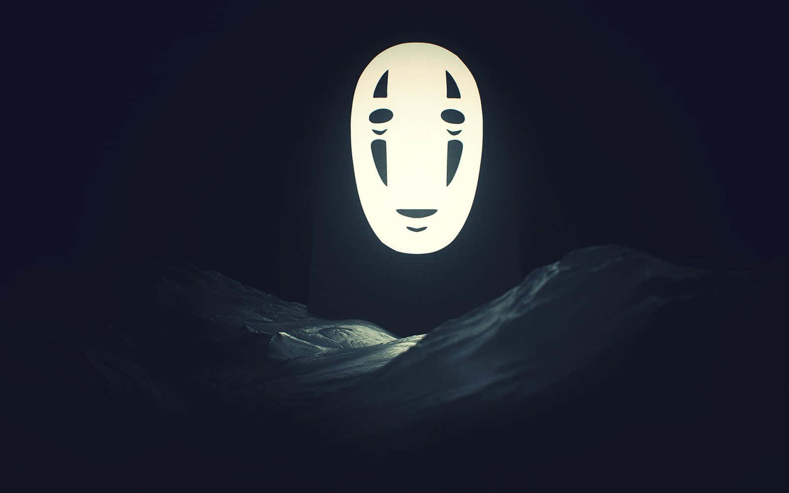 一個發光的白色面具帶有黑色標記，夜間漂浮在深色水面上。