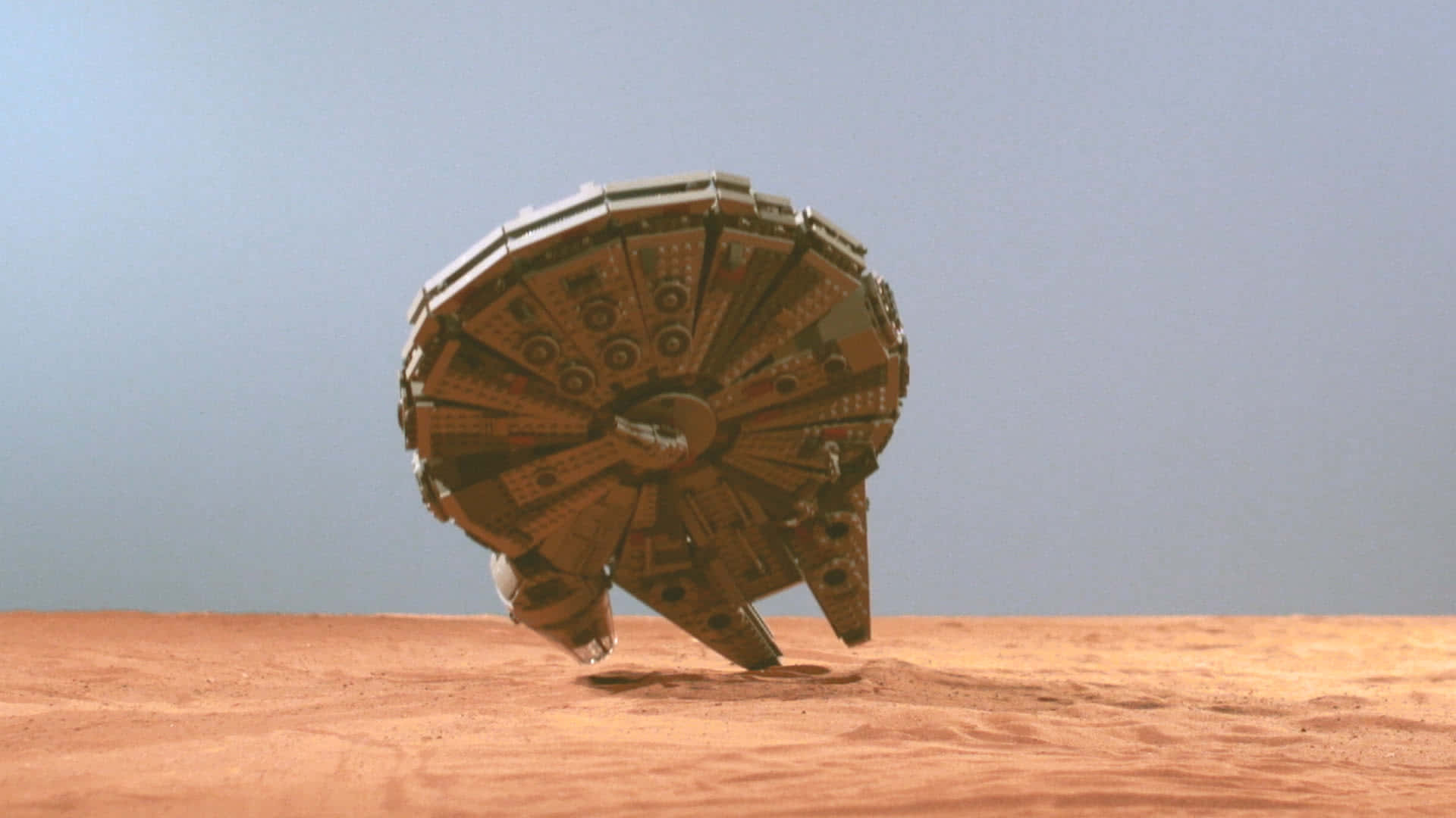 Jakku 桌布 壁紙 — 千年鷹號太空船倒置在廣闊的微紅色沙漠中，天空蒼白。