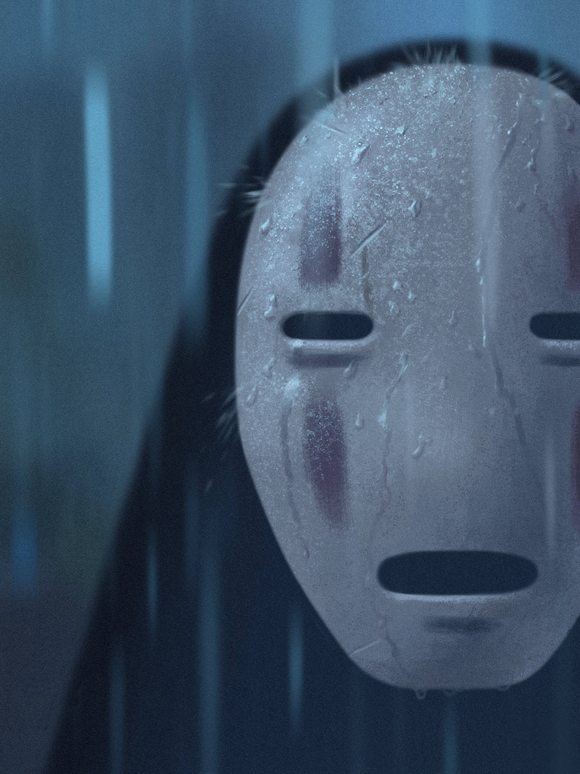《千與千尋》無臉男雨中倒影 壁紙 — 一個雨濕的白色面具特寫，帶有紅色條紋和黑色眼睛及嘴巴的狹縫，透過濕窗在昏暗的藍色燈光環境中觀看。