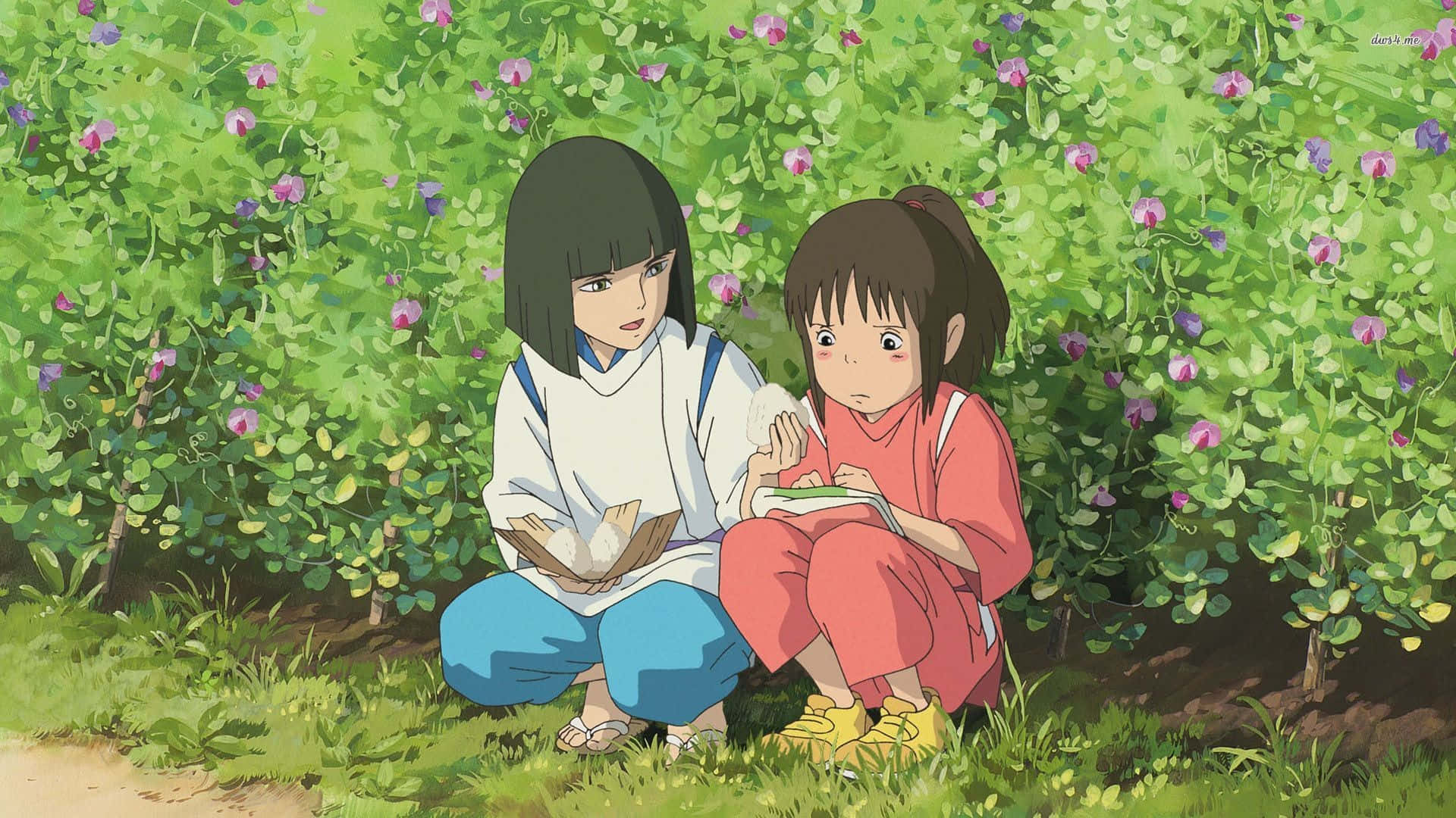《千與千尋》自我探索的旅程 壁紙 — 兩個動畫女孩一起坐在一個充滿紫色花朵的茂密綠色花園中，分享著安靜的時刻。