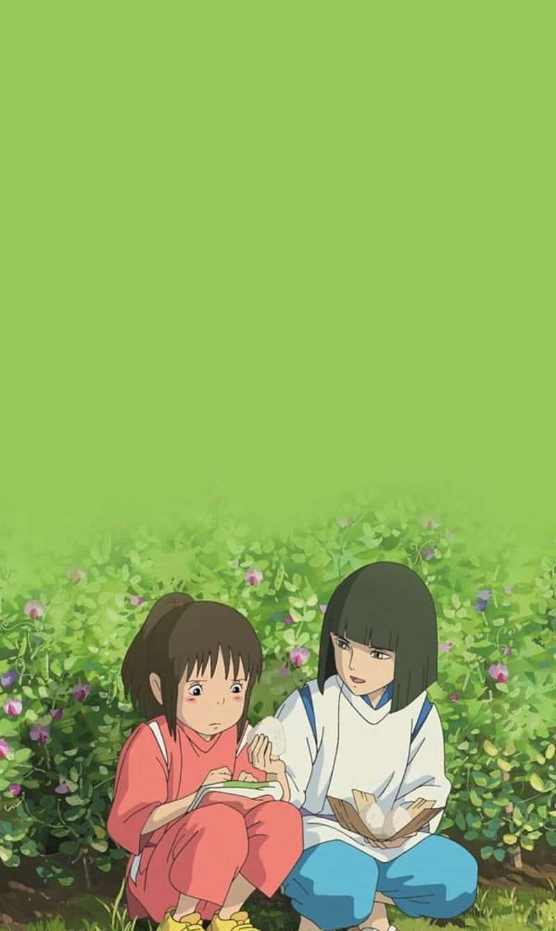 兩個動漫女孩坐在長滿紫色花朵的草地上。