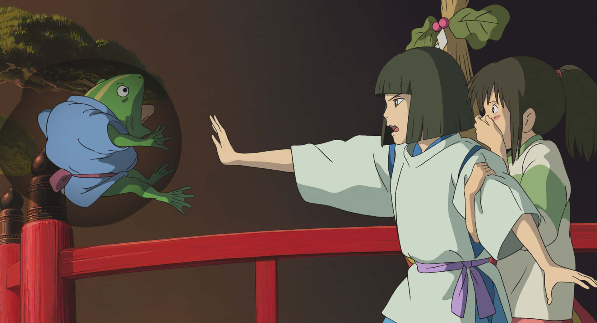 兩個穿著傳統長袍的女孩被一隻穿著藍色長袍的青蛙在夜間從紅橋上跳下嚇了一跳。