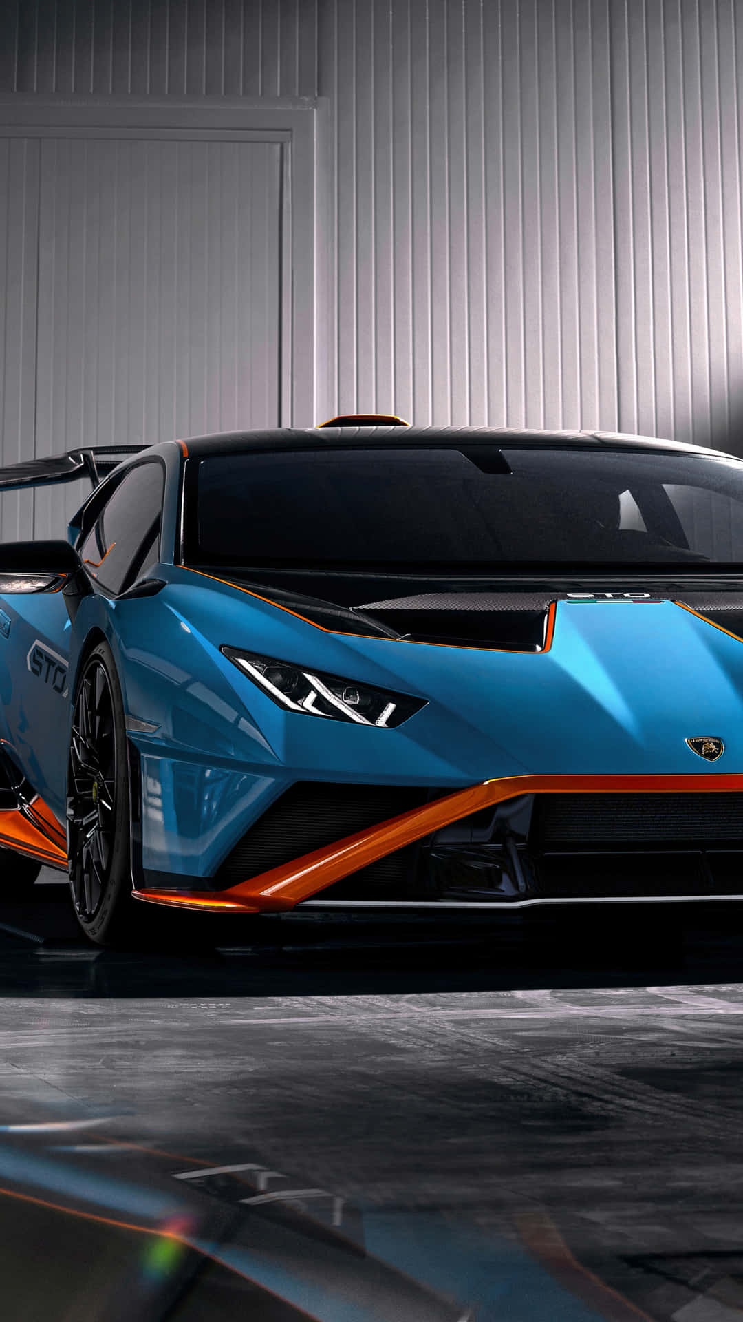 時尚車庫中的藍色和橙色林寶堅尼 Huracán STO 賽車。