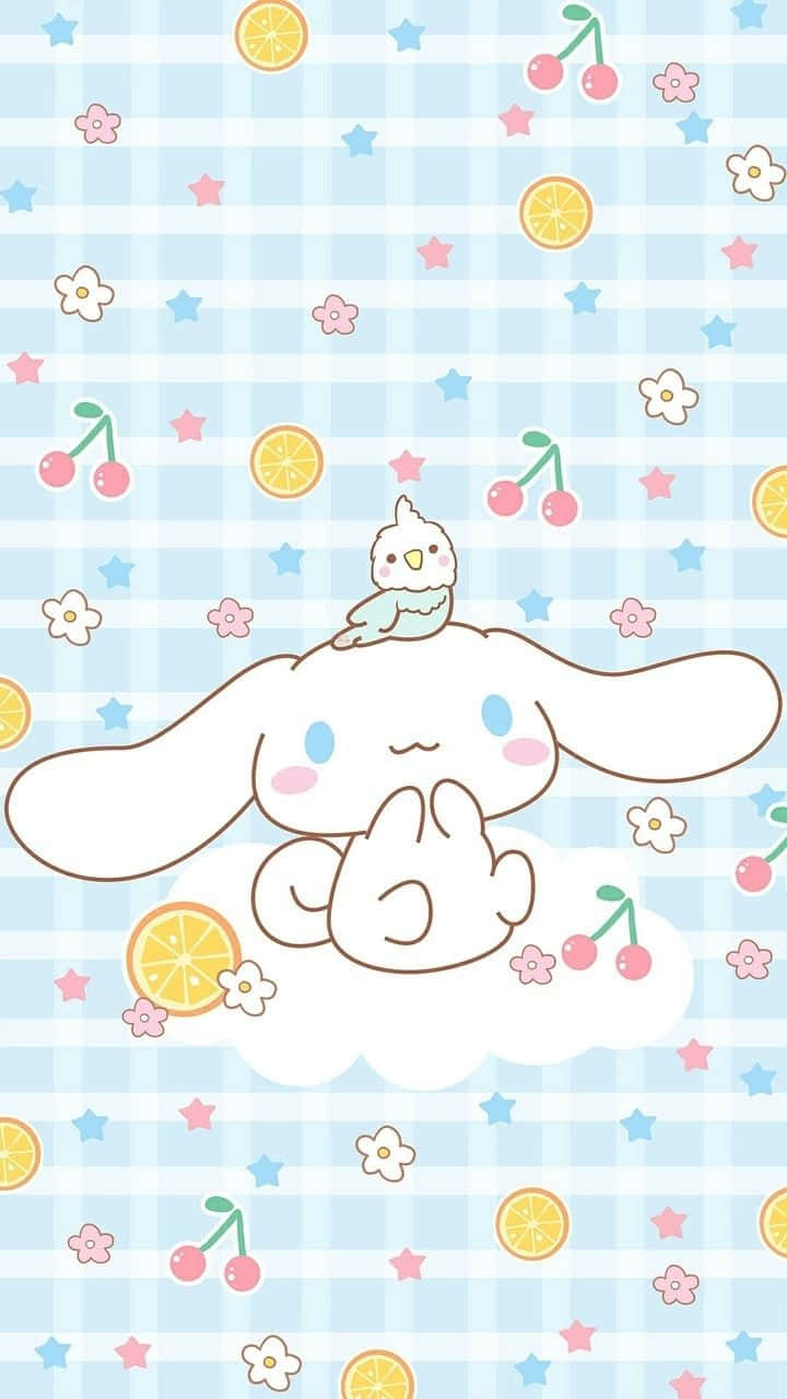升級你的生活，就從 Cinnamoroll 手機開始！ 壁紙 — 一隻可愛的卡通兔仔長耳朵坐在雲上，周圍有櫻桃、檸檬、花朵和星星，背景是藍色格仔。