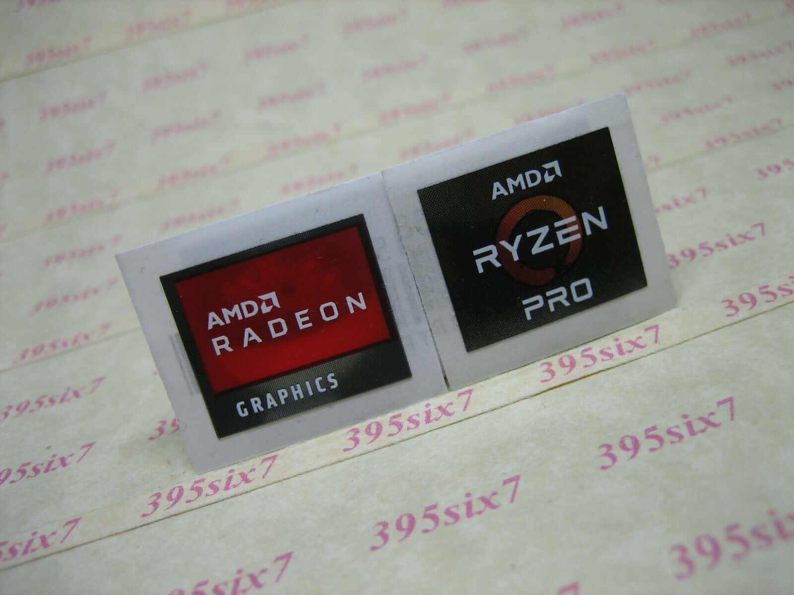 AMD Radeon Graphics和Ryzen Pro處理器貼紙在品牌表面上。