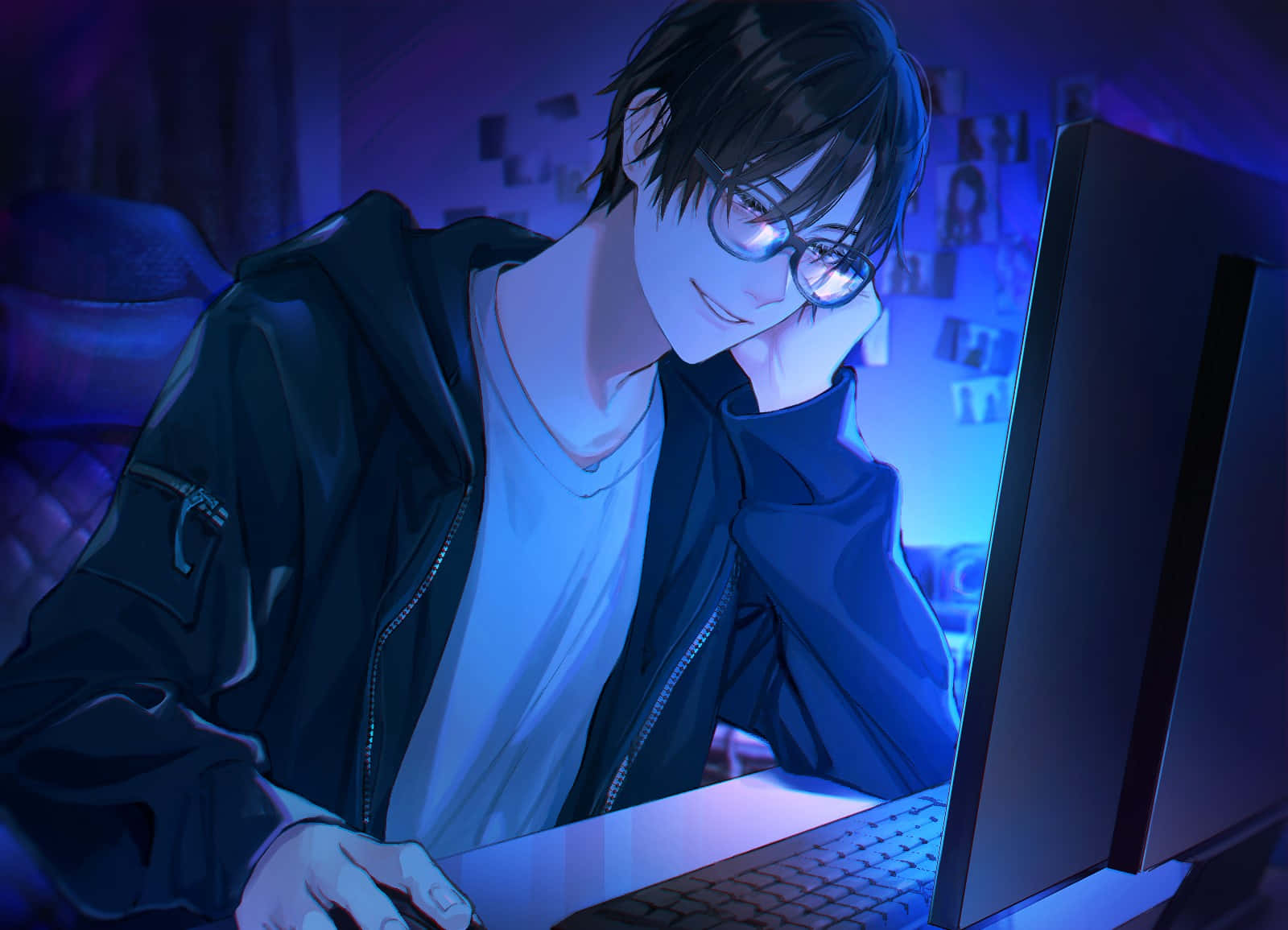 戴眼鏡的動漫男孩在藍色燈光房間裡對著電腦微笑