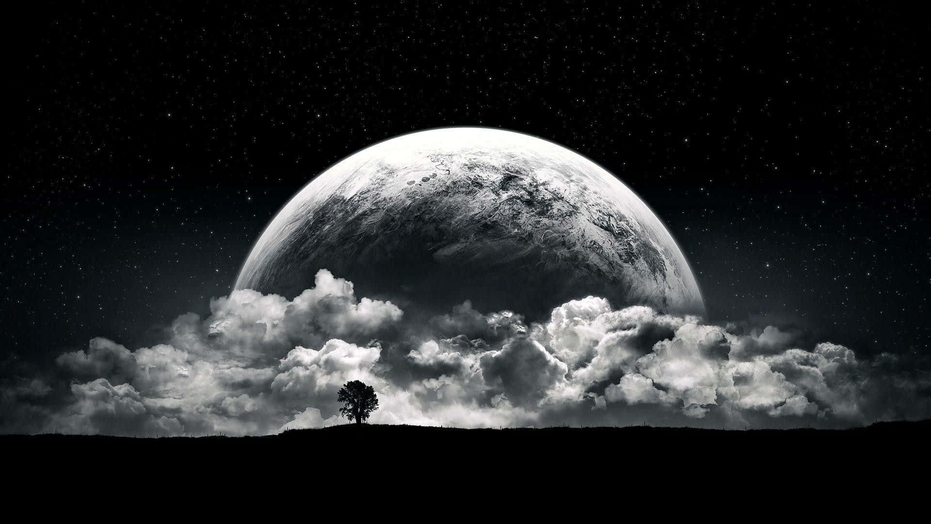 山丘上的一棵孤樹，下方是巨大行星和星空。