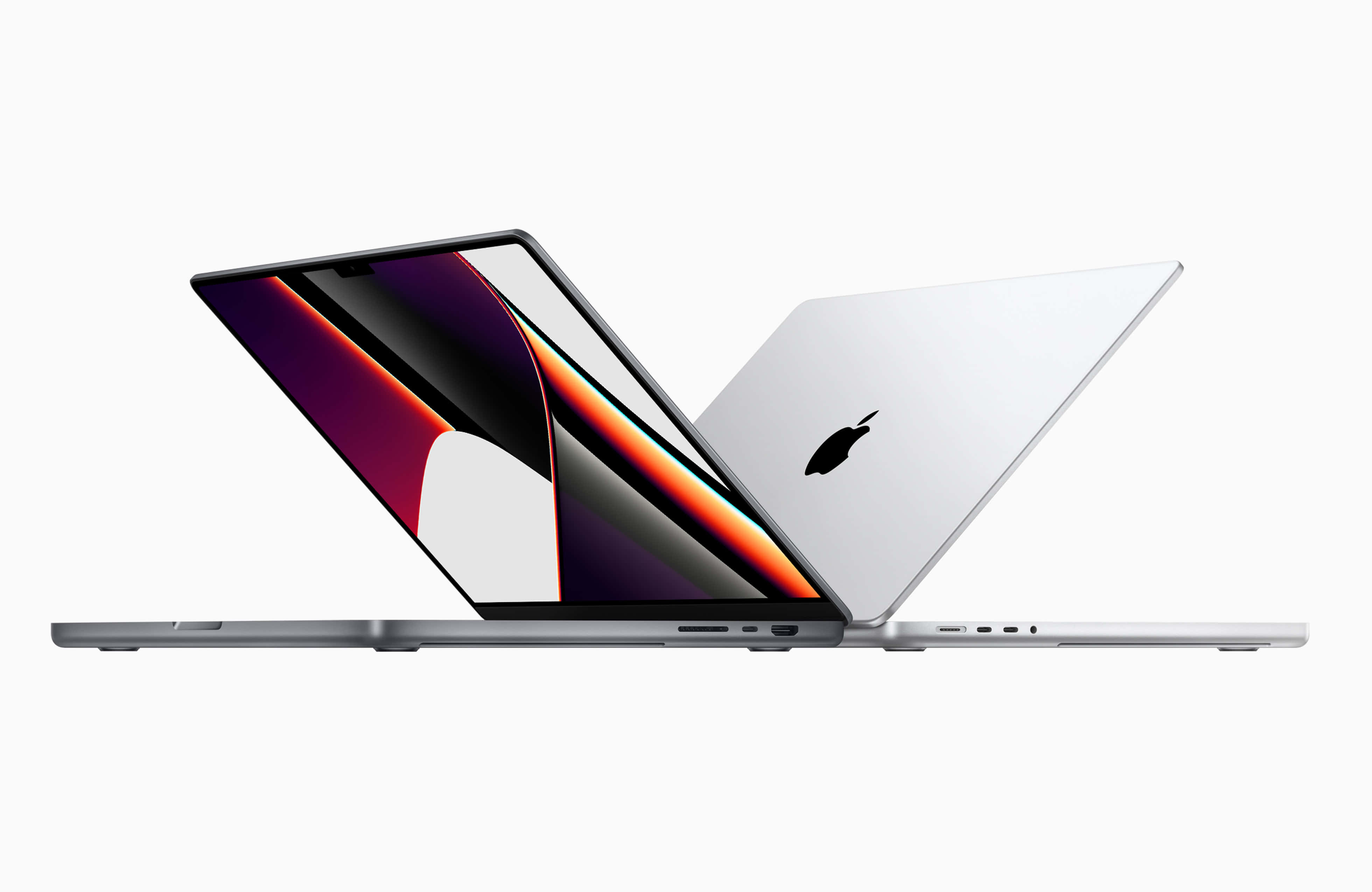 升級至極致便攜性，選購最新筆記本電腦 壁紙 — 兩部銀色 MacBook Pro 傾斜並排放置在純白背景上，展示充滿活力的抽象螢幕藝術。