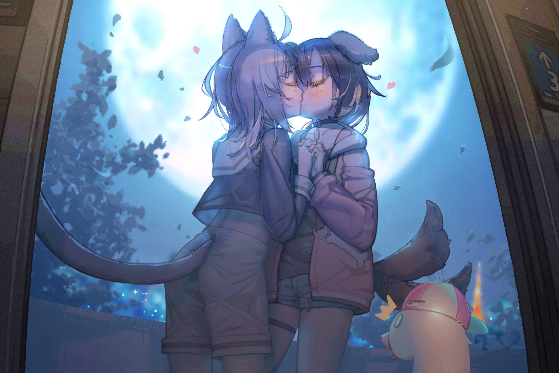 午夜女孩親吻 Hololive 藝術作品 壁紙 — 兩個戴著貓耳嘅動漫女仔喺發光嘅月亮下接吻，櫻花喺佢哋身邊飄過，構成一個溫柔嘅夜晚場景。