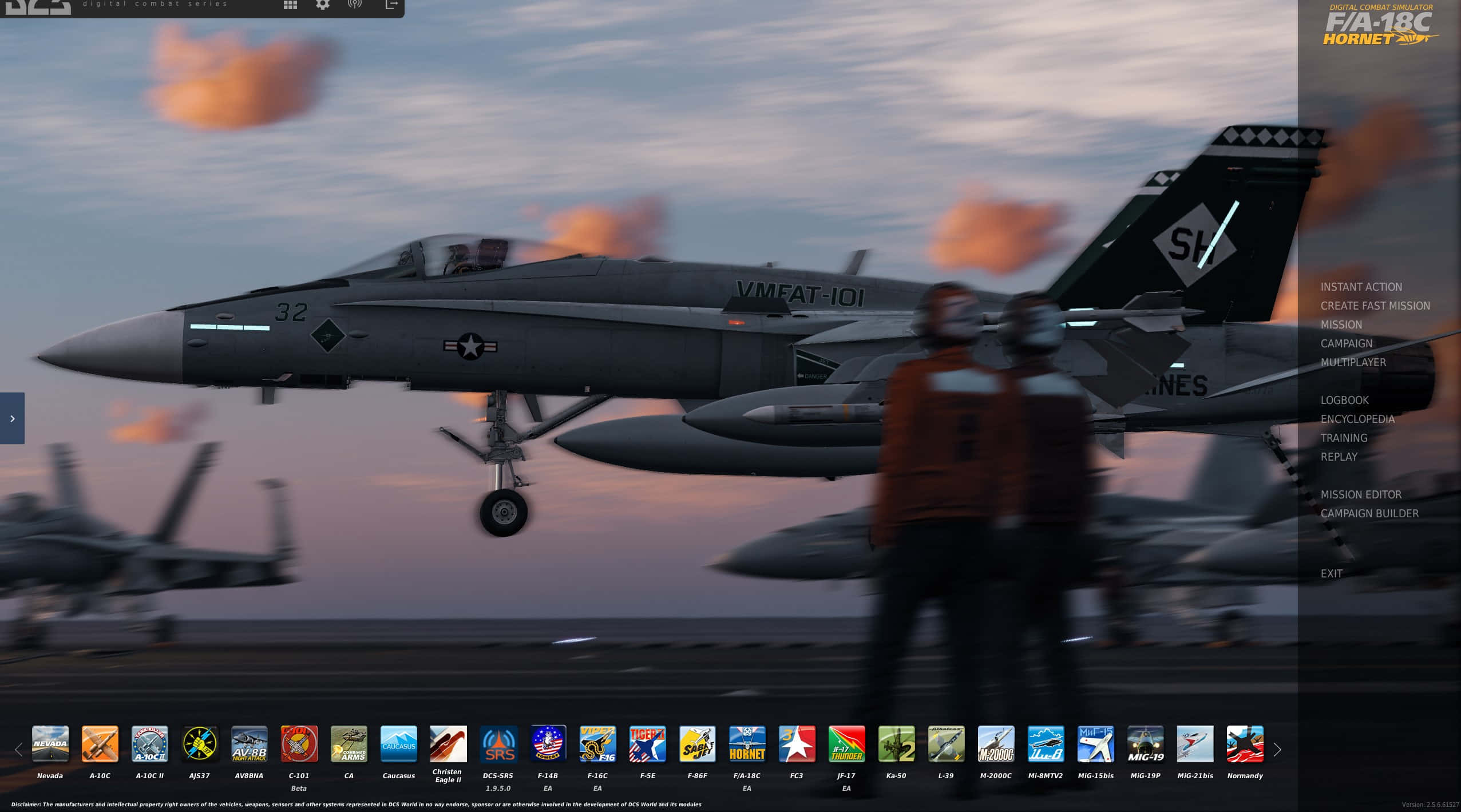 午夜飛行的美麗畫面 壁紙 — 一架灰色F/A-18C大黃蜂戰鬥機在日落時分於航空母艦甲板上滑行，附近有穿著橙色背心的機組人員。