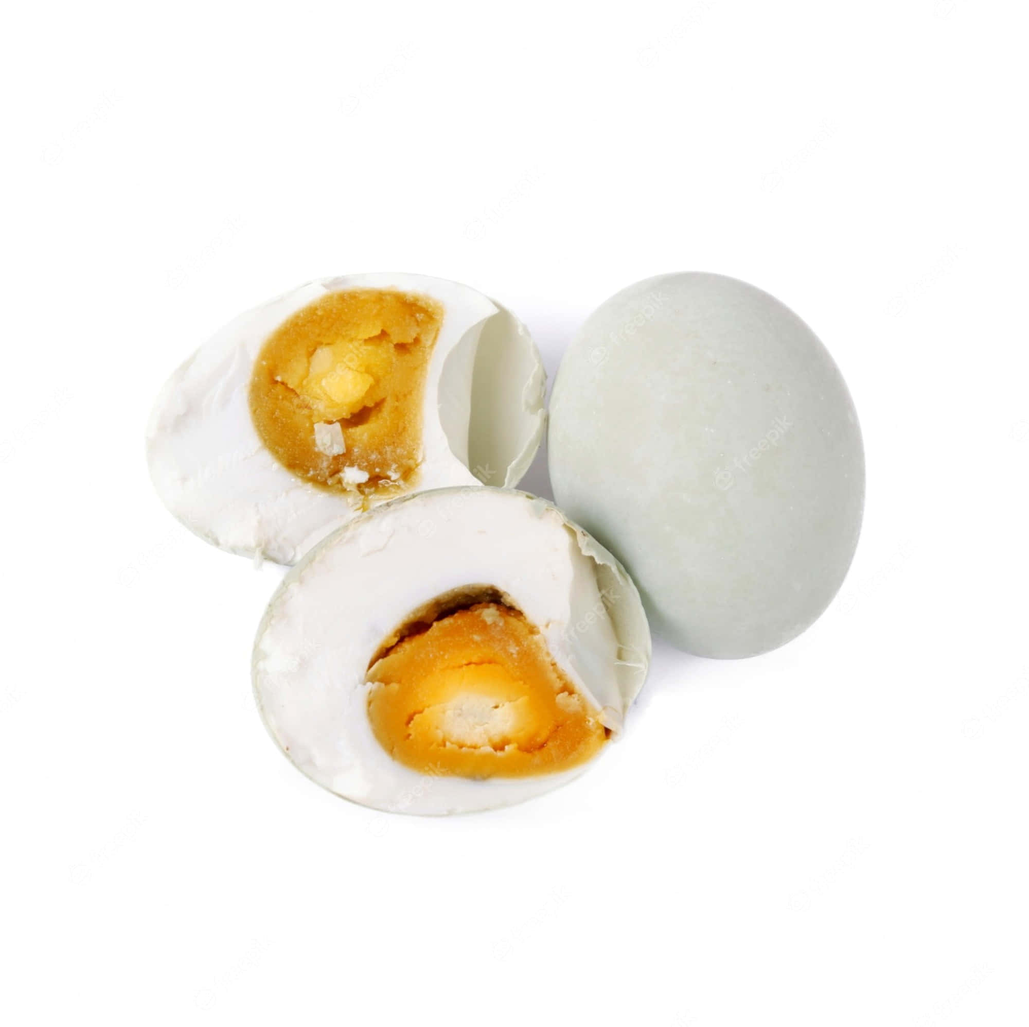 Egg White 桌布 壁紙 — 半個剝殼皮蛋，流心琥珀色蛋黃，旁邊放著一個完整的淺灰色雞蛋，背景為白色。