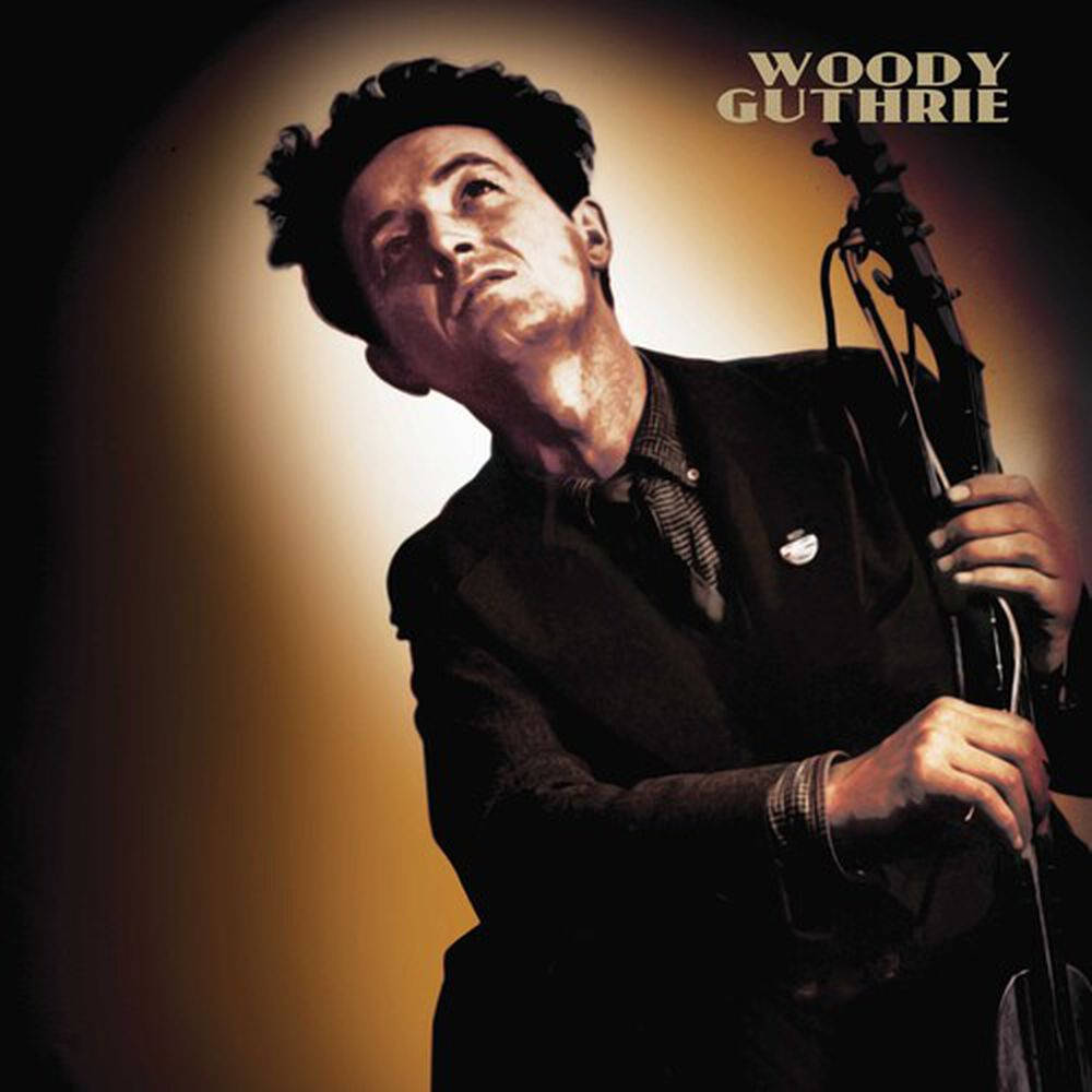 半彩色伍迪·蓋瑟瑞海報 壁紙 — Woody Guthrie 向上凝視，手持結他，在戲劇性的溫暖聚光燈下，背景深色。
