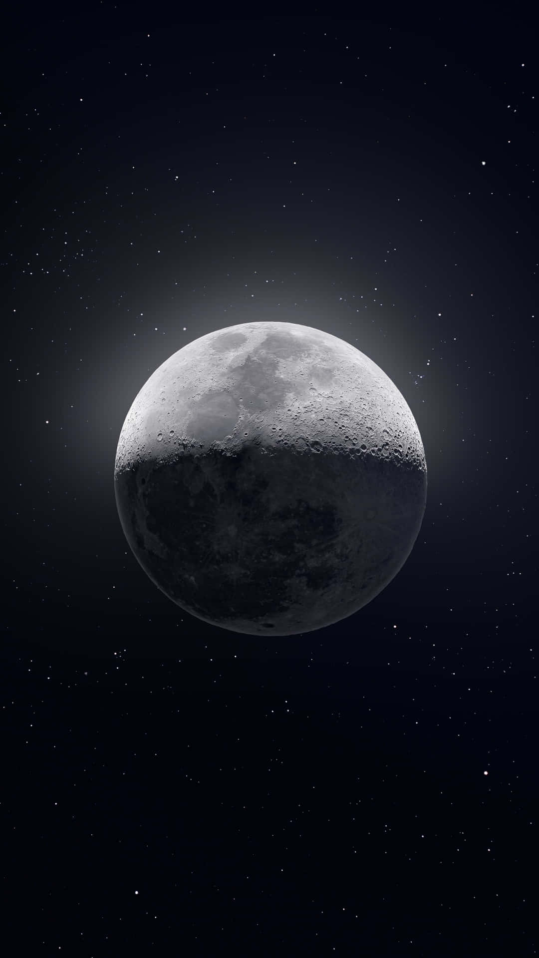 半明月 iPhone 壁紙 — 一個細節豐富的滿月，帶有隕石坑和陰影，主宰著星光閃爍的夜空，散發柔和光芒。