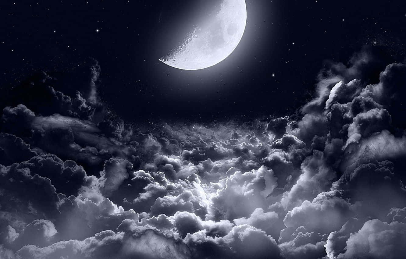 月光下的雲景，深邃夜空中點綴著星星。