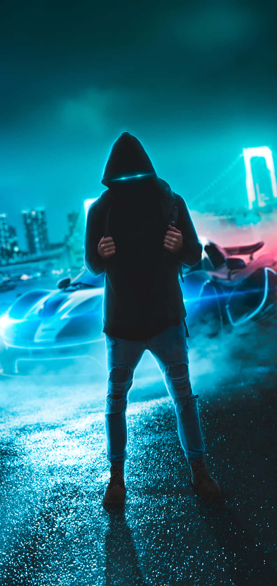 戴兜帽的人在霓虹燈照亮的雨夜城市中站立，伴隨著發光汽車的剪影。