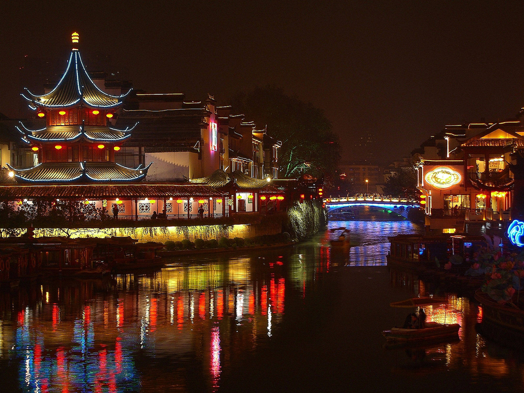 南京夫子廟夜景 壁紙 — 傳統中國水鄉的充滿活力的夜景，閃爍的燈籠和色彩繽紛的倒影在運河上舞動。