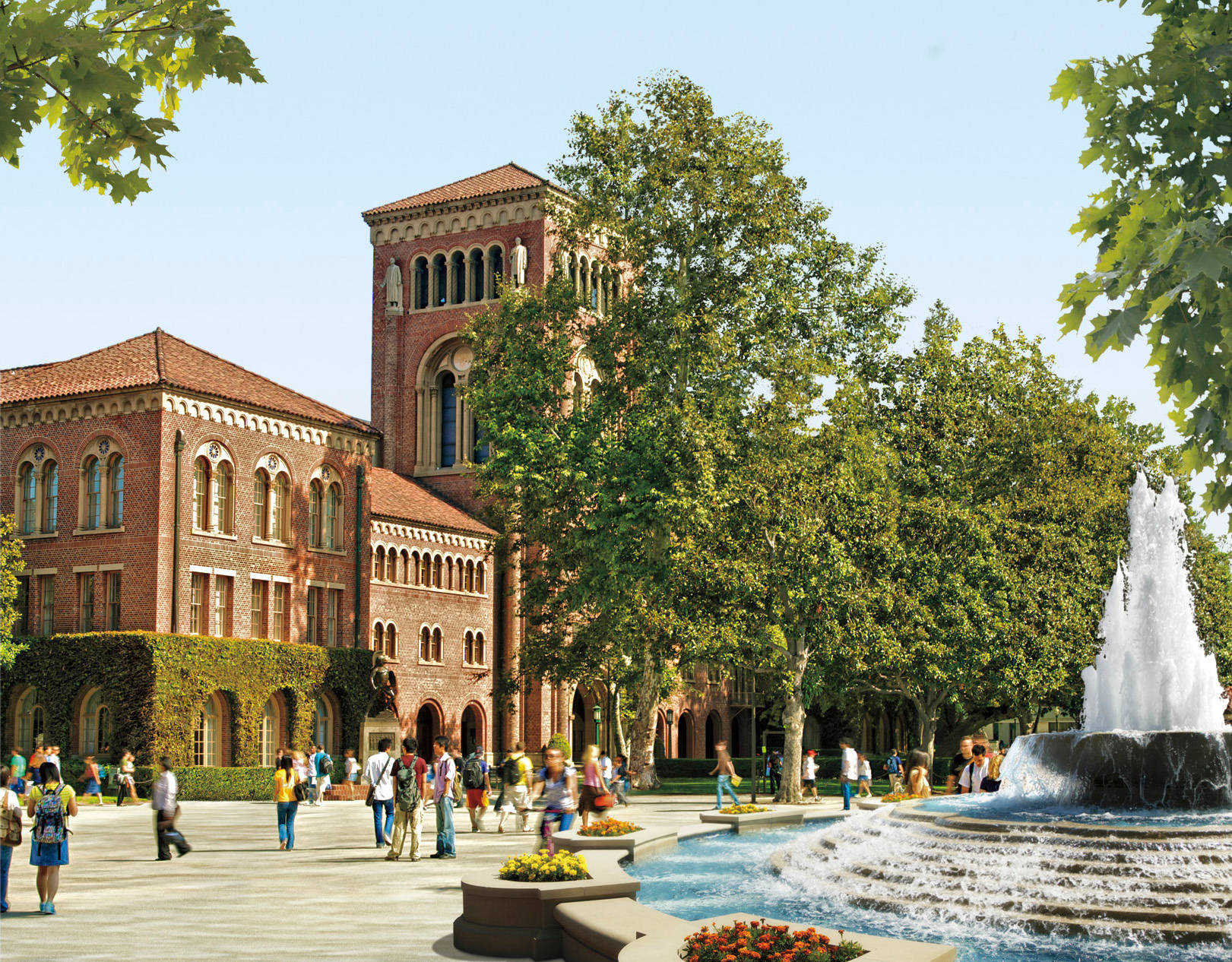 南加州大學校舍 壁紙 — 學生們在陽光明媚的校園廣場漫步，廣場上有宏偉的紅磚建築和層疊噴泉，四周環繞著茂密的綠樹。