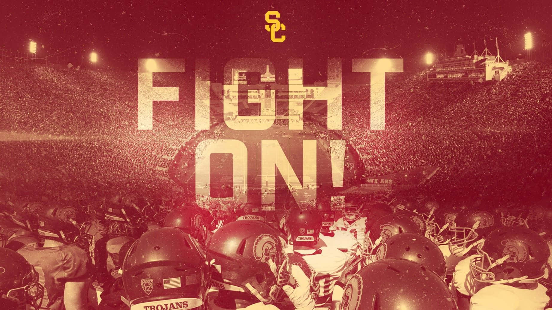 夜晚在球場上「FIGHT ON!」文字下聚集的足球球員。