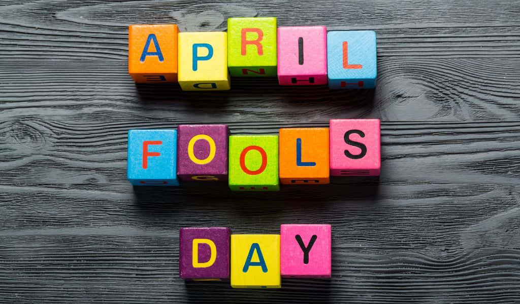 色彩繽紛的積木在深色木頭上拼出April Fools Day。