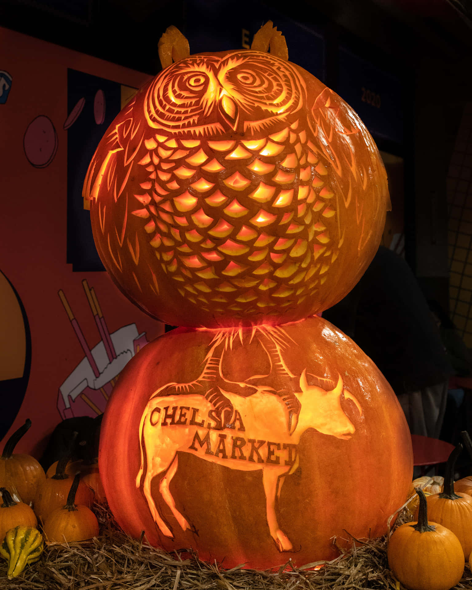 發光的雕刻南瓜，上面有貓頭鷹和牛，以及「Chelsea Market」文字。
