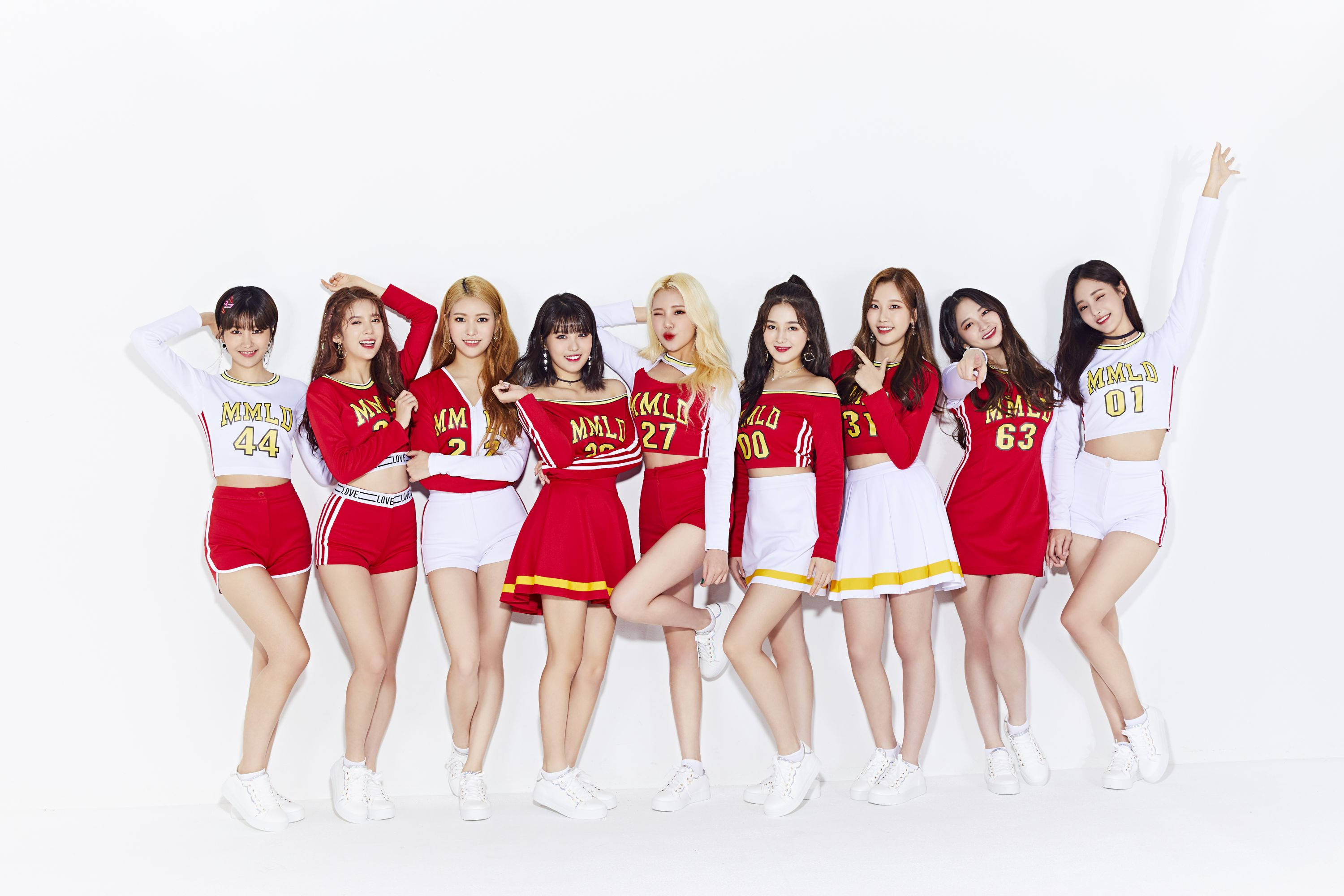 南西 Momoland 成員高畫質合照 壁紙 — 九名身穿紅白制服嘅啦啦隊員喺純白背景前擺出充滿活力嘅姿勢。