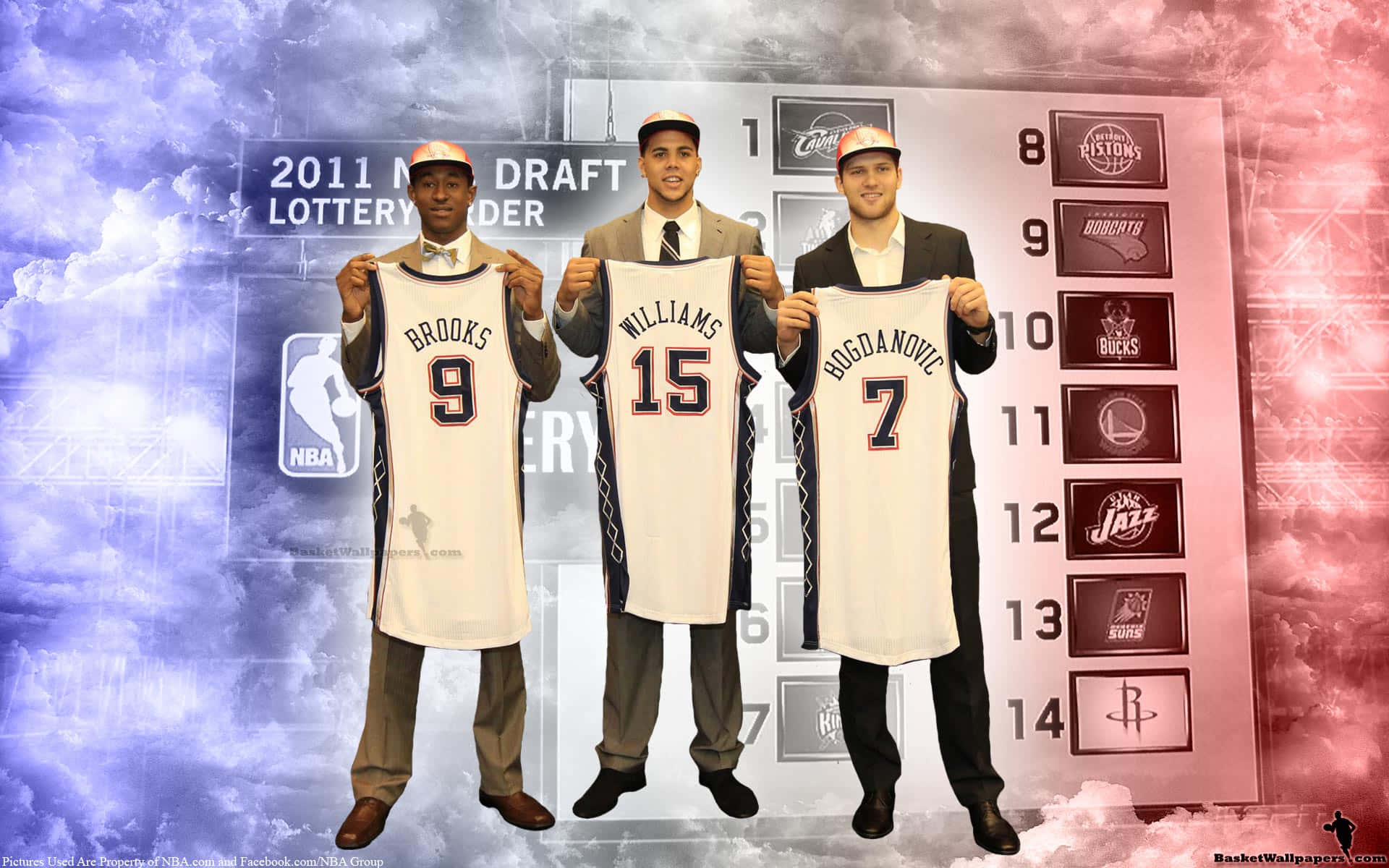 博揚·博格達諾維奇 2011 NBA選秀 壁紙 — 三位身穿西裝的NBA選秀球員在顯示2011年NBA選秀抽籤結果的背景前舉起他們的球衣。