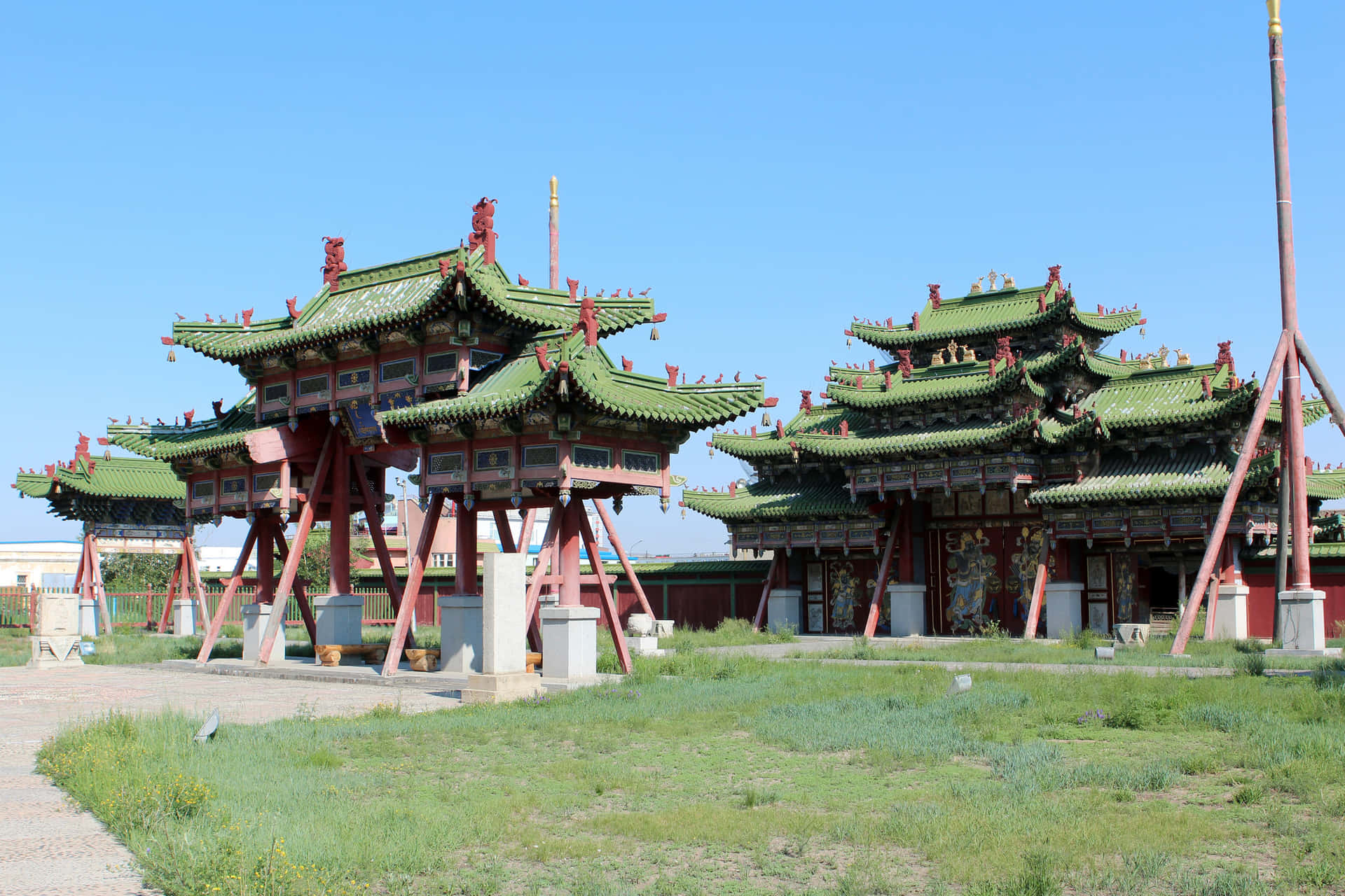 傳統中國寺廟，綠色屋頂和紅色柱子，藍天下。