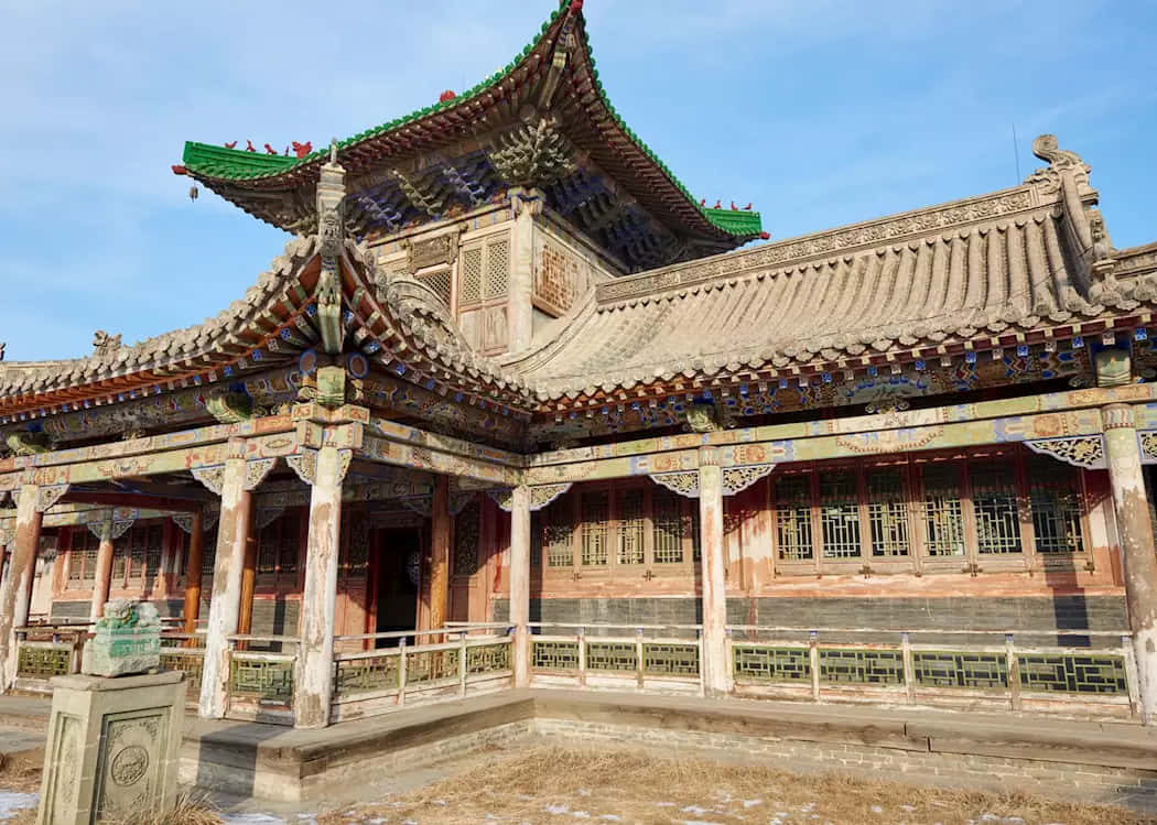 冬季的古老中國寺廟，綠色屋頂和木柱。