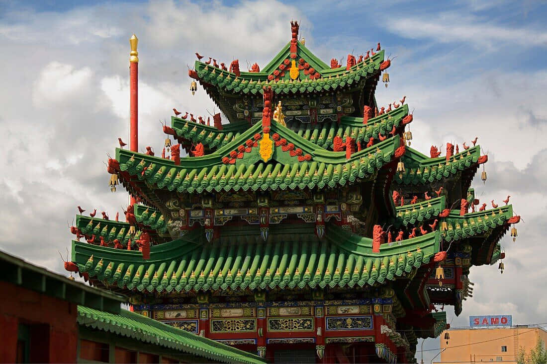 在多雲的天空下，一座色彩鮮豔的綠紅傳統中式寺廟，屋頂細節華麗。