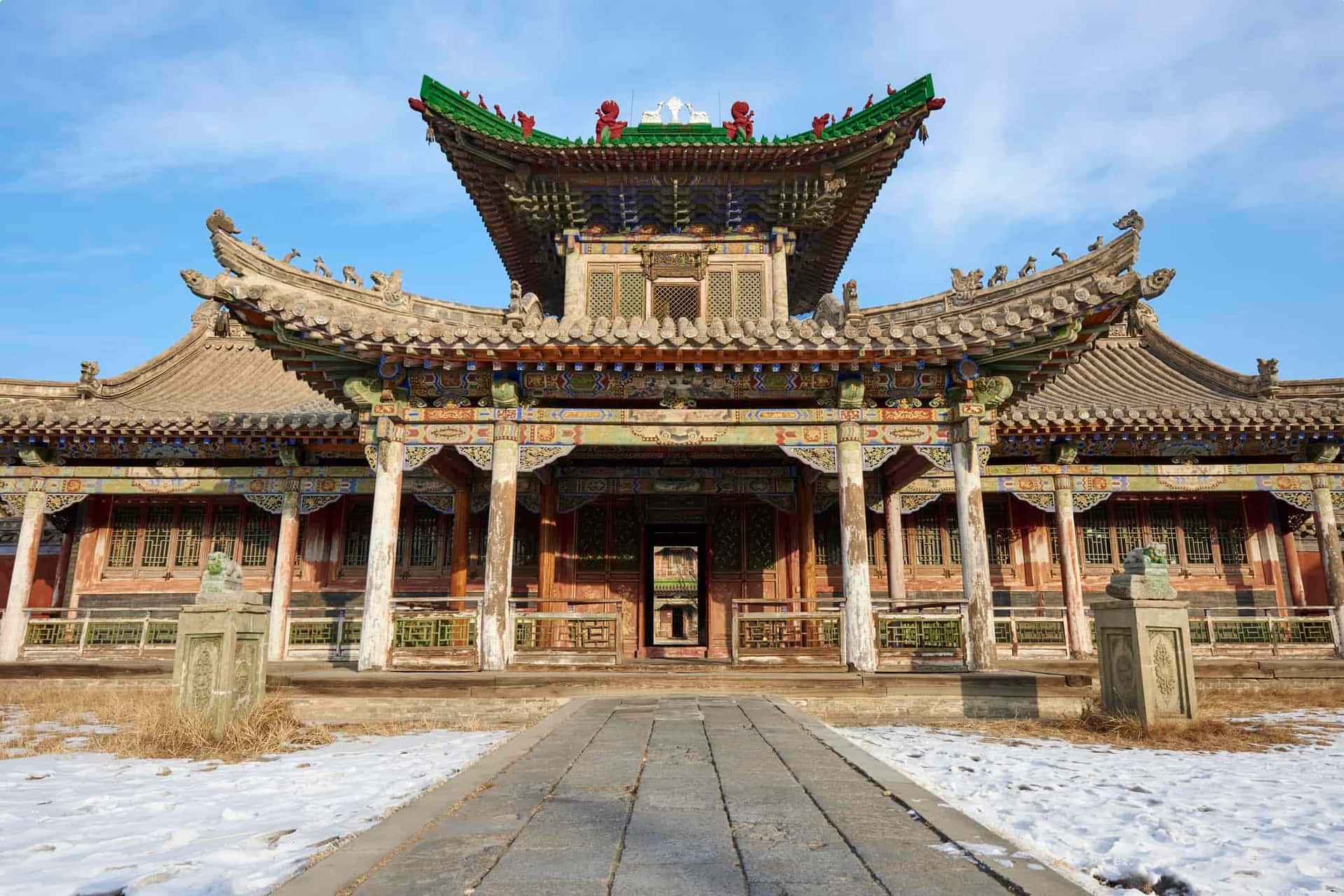 雪地與藍天下的古老中國寺廟