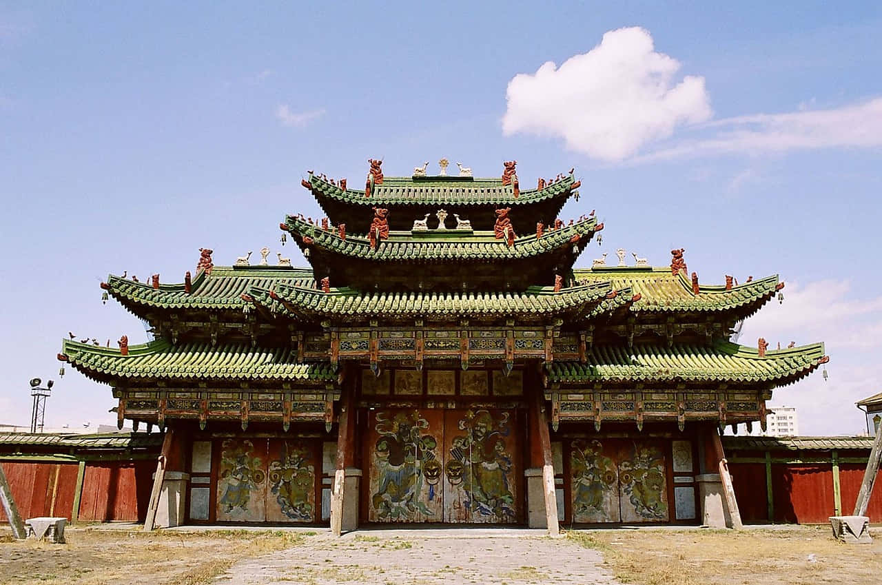 宏偉的傳統中國寺廟，在清澈的藍天下，擁有綠色屋頂和紅色點綴。
