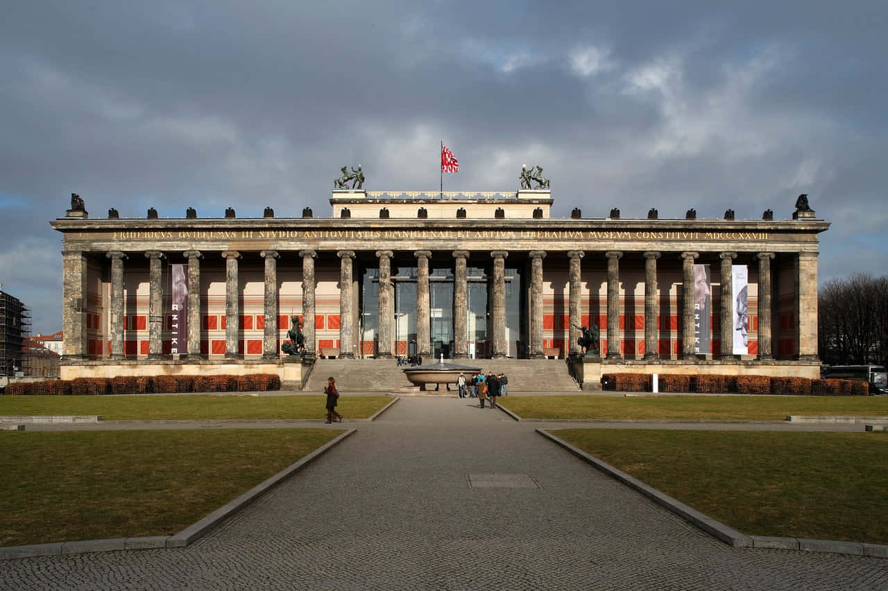 宏偉的新古典主義建築，擁有柱子和雕像，在陰天天空下。