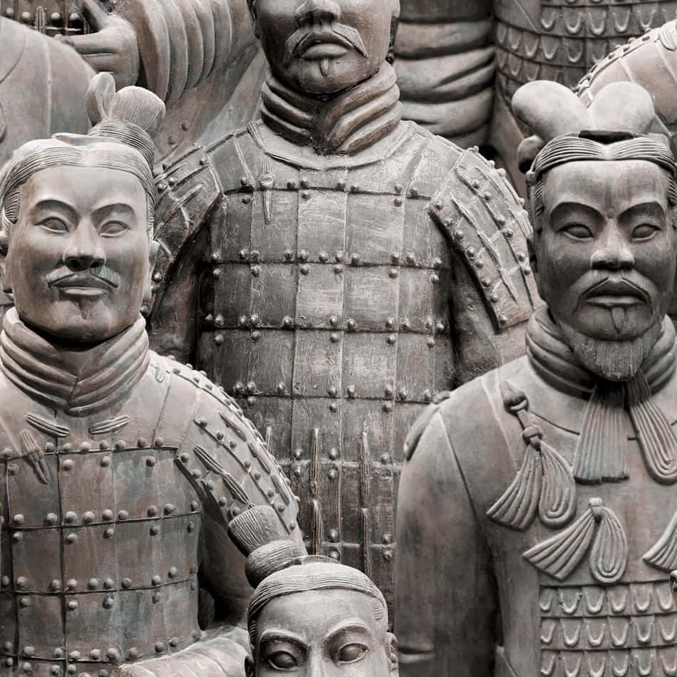 博物館陶俑雕塑細節特寫 壁紙 — 古代兵馬俑嘅特寫，有詳細嘅盔甲同莊嚴嘅表情，用柔和嘅大地色調呈現。
