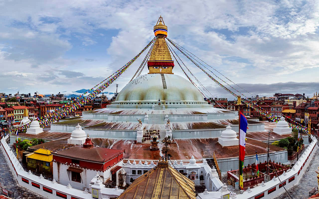 加德滿都的博大哈佛塔，經幡和周圍建築，在多雲的天空下。