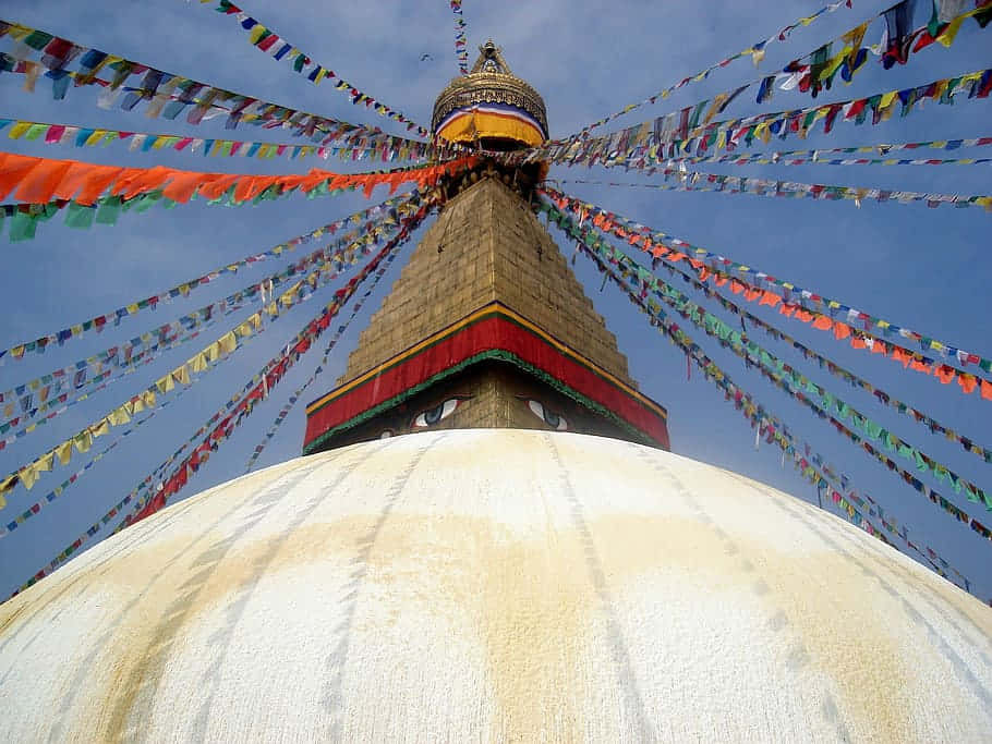 佛教佛塔與經幡襯托藍天