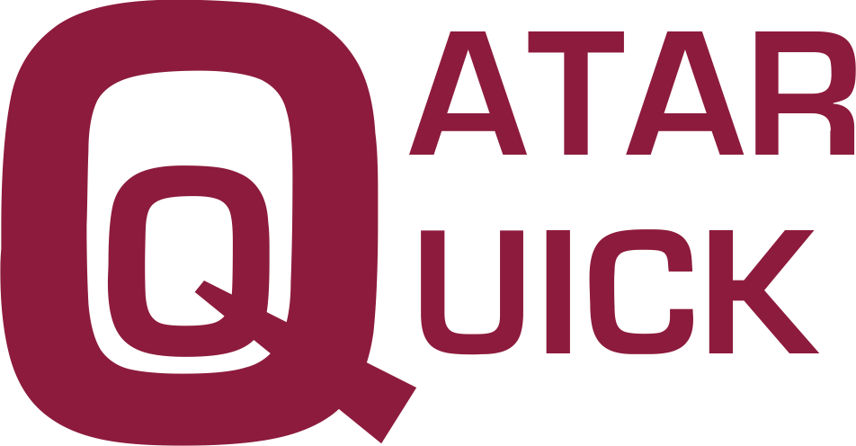 卡塔爾快速紅藍標誌 壁紙 — 大膽的酒紅色 'QATAR QUICK' 標誌，帶有風格化的 Q，背景為綠色。